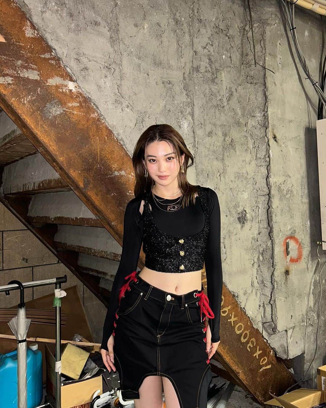 金谷鞠杏さんのインスタグラム写真 - (金谷鞠杏Instagram)「ーーーーーーーーーーーーーーー すきでしょ？🖤  Styling by @taiji_tj  #genic #new #blackred」10月4日 0時28分 - mariannu_official