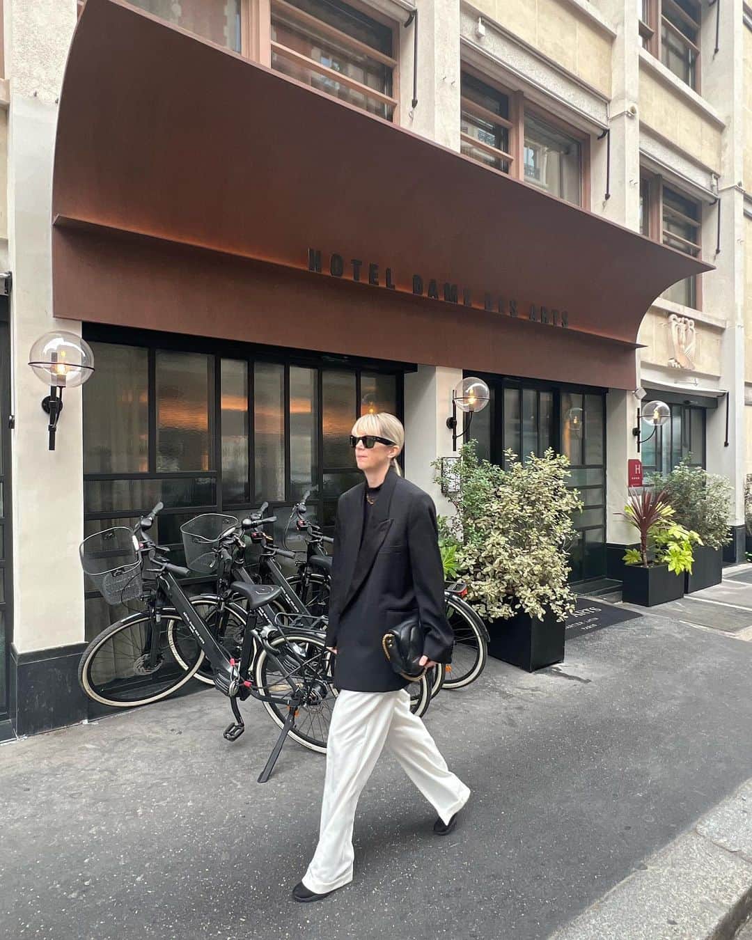 のインスタグラム：「As the SS24 season draws to a close, the #BritishVogue team are checking out of @DameDesArts and heading back to London. For all the best fashion month coverage, head to Vogue.co.uk for all the moments you may have missed.」