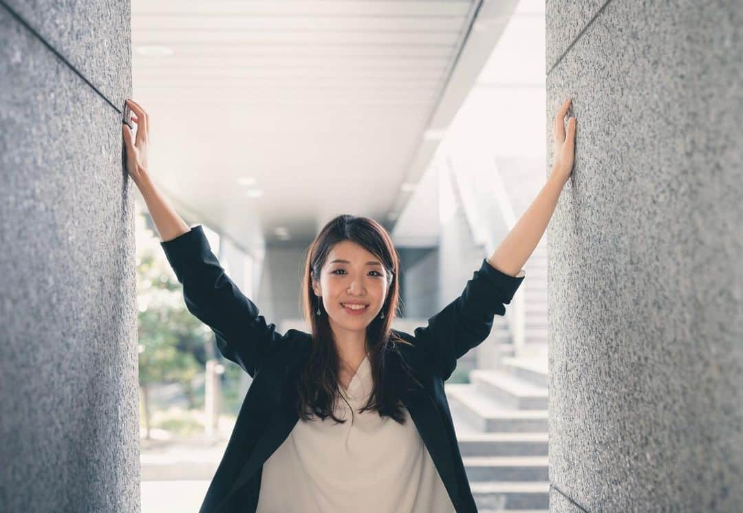 佐藤佳奈子のインスタグラム：「can somebody PLEASE teach me how to pose for a photo... 📷: @nagoya.photographer   道頓堀のあれになるつもりはなかったのに . . . . . #portrait #glico #osaka #photography #blackandwhite #musician #musicianlife #pianist #pianiststyle #謎ポーズ #ポーズ下手くそ選手権」