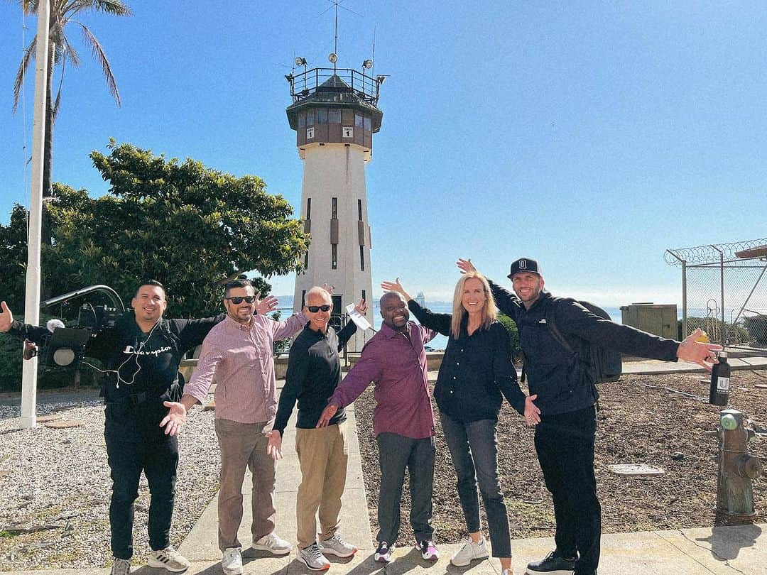 コリー・ロバートソンさんのインスタグラム写真 - (コリー・ロバートソンInstagram)「Our best @bobgoff pose outside San Quentin because he has taught us all so much about what love looks like. This is my second time here and something that struck me this time was how over and over again those inside from the incarcerated to the officials talked about the impact of visitors. They spoke of that making the biggest difference in their life there, in knowing that their life matters, in having hope for the here and now and hope for the future, a reason to live and the opportunity to change their life for the better.   I kept thinking of this verse in Matthew 25 “I needed clothes and you clothed me, I was sick and you looked after me, I was in prison and you came to visit me.’” It was a reminder to me of what just being there with someone can do, and even further a reminder that God’s word is not just a helpful guide, but is true to how He set up the world, of how we can make the world a better place and bring God’s Kingdom to earth as it is in heaven when we live by it.  So thankful for my time there yesterday and so inspired by the redemption and grace in that place. We are all in need of it, nobody is too far gone from it, and through the mercy and kindness of God people can and do become made new! (Which is actually the whole message of @theblindmovie if you haven’t seen it yet, this is your reminder to do that while it’s still in theaters 🤗)   We’re working on something special between our production company, Tread Lively, and @forwardthisproductions This is just the beginning! I can’t wait to tell you more!!」10月4日 0時43分 - bosshogswife