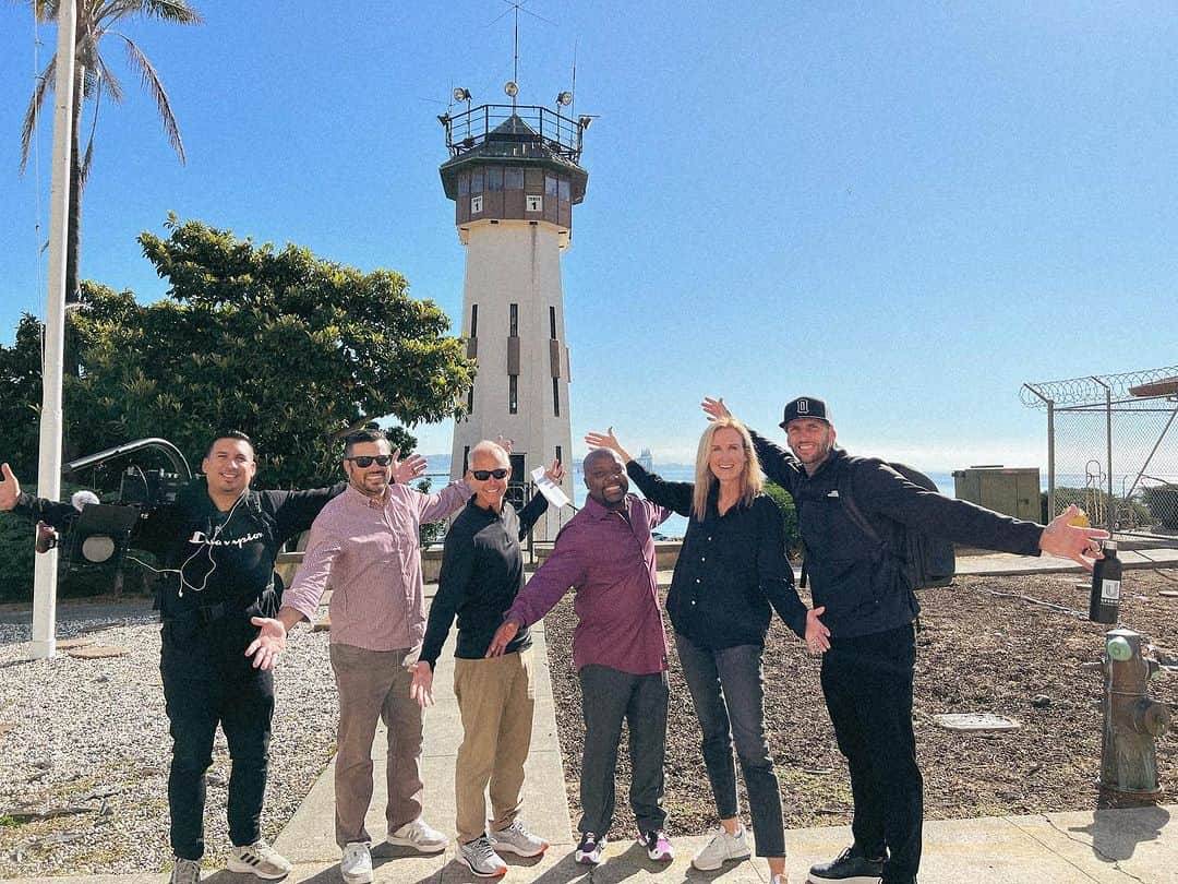 コリー・ロバートソンのインスタグラム：「Our best @bobgoff pose outside San Quentin because he has taught us all so much about what love looks like. This is my second time here and something that struck me this time was how over and over again those inside from the incarcerated to the officials talked about the impact of visitors. They spoke of that making the biggest difference in their life there, in knowing that their life matters, in having hope for the here and now and hope for the future, a reason to live and the opportunity to change their life for the better.   I kept thinking of this verse in Matthew 25 “I needed clothes and you clothed me, I was sick and you looked after me, I was in prison and you came to visit me.’” It was a reminder to me of what just being there with someone can do, and even further a reminder that God’s word is not just a helpful guide, but is true to how He set up the world, of how we can make the world a better place and bring God’s Kingdom to earth as it is in heaven when we live by it.  So thankful for my time there yesterday and so inspired by the redemption and grace in that place. We are all in need of it, nobody is too far gone from it, and through the mercy and kindness of God people can and do become made new! (Which is actually the whole message of @theblindmovie if you haven’t seen it yet, this is your reminder to do that while it’s still in theaters 🤗)   We’re working on something special between our production company, Tread Lively, and @forwardthisproductions This is just the beginning! I can’t wait to tell you more!!」