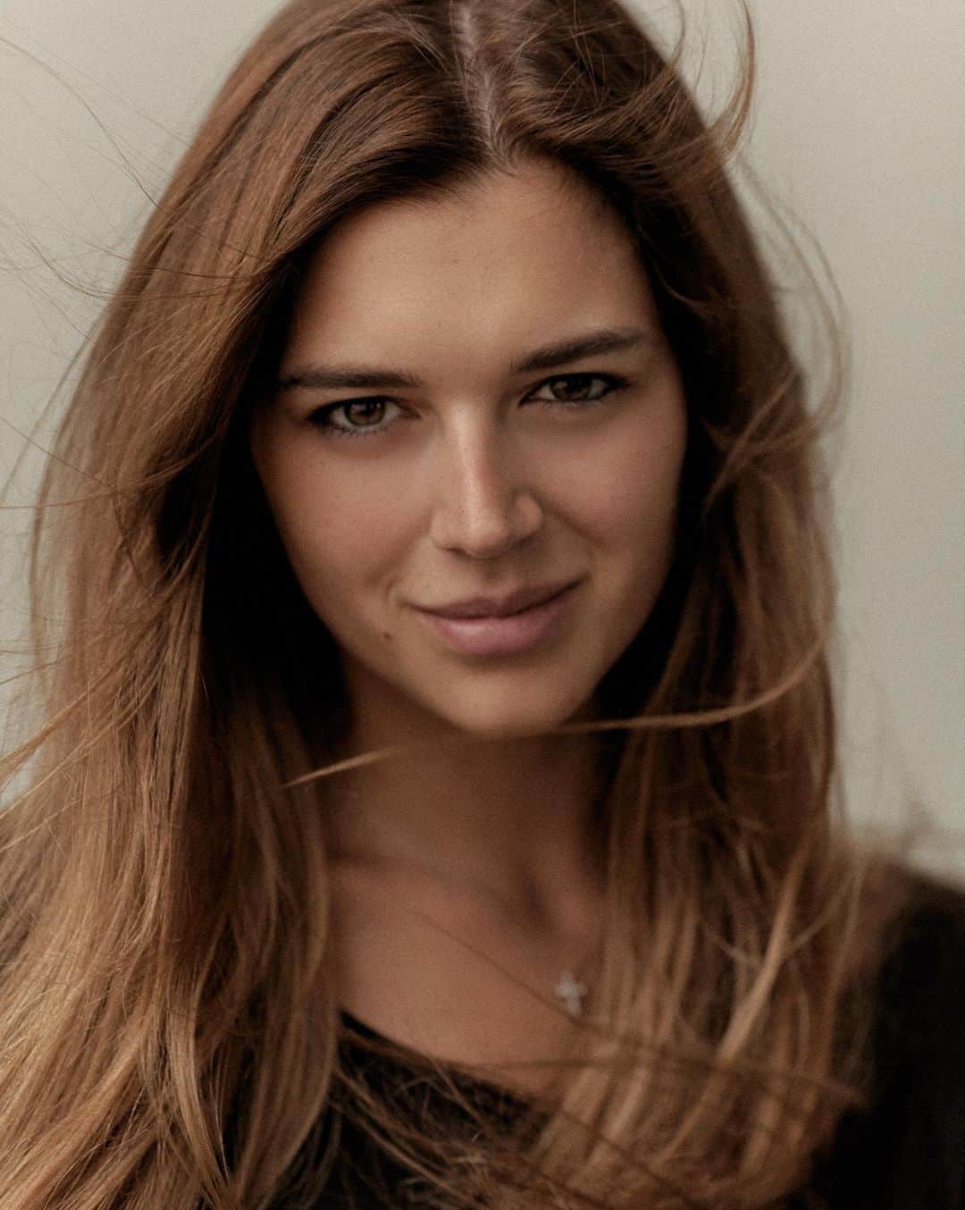 アレクサンドラ・ソルダトワのインスタグラム：「Долго не могла выбрать какое фото ставить первым, вроде все похожи, но и такие разные🤍 . Помогайте с выбором, в итоге какая лучше?☺️ . 📸  @morozova__39」