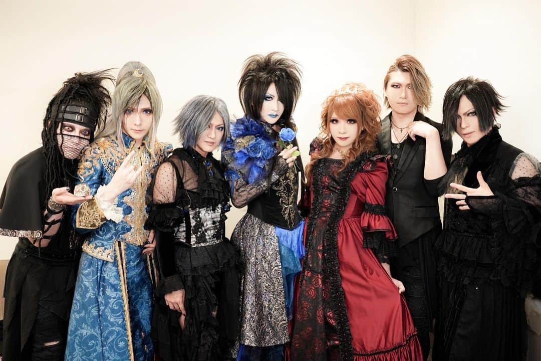 HIZAKIのインスタグラム：「Japanese Visual Metal Tour  ギタリスト集合写真！  #JVM_ZeppTour #MoidixMois #Versailles #D #摩天楼オペラ  #JVMRosesBloodSymphony」