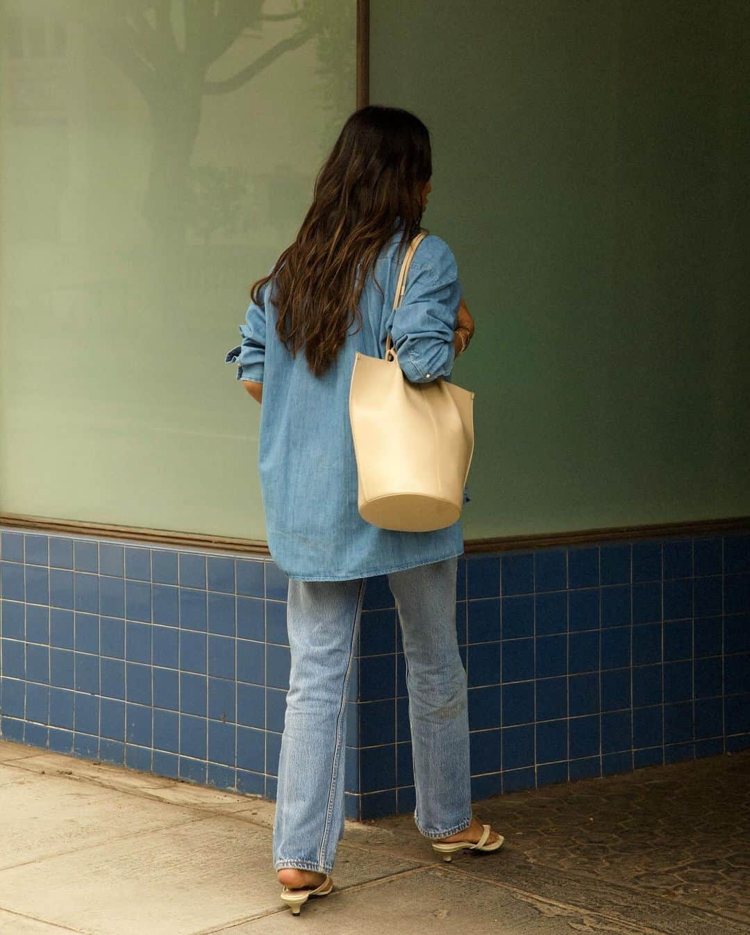 ジュリー・サリニャーナさんのインスタグラム写真 - (ジュリー・サリニャーナInstagram)「Blue Jean baby. 🫶🏽 #streetstyle #denimstyle   Wearing: @sezane Max shirt in size 12 (for that oversized look) @levis vintage 501s  @toteme mini heels  @sezane Romie bag」10月4日 0時39分 - sincerelyjules