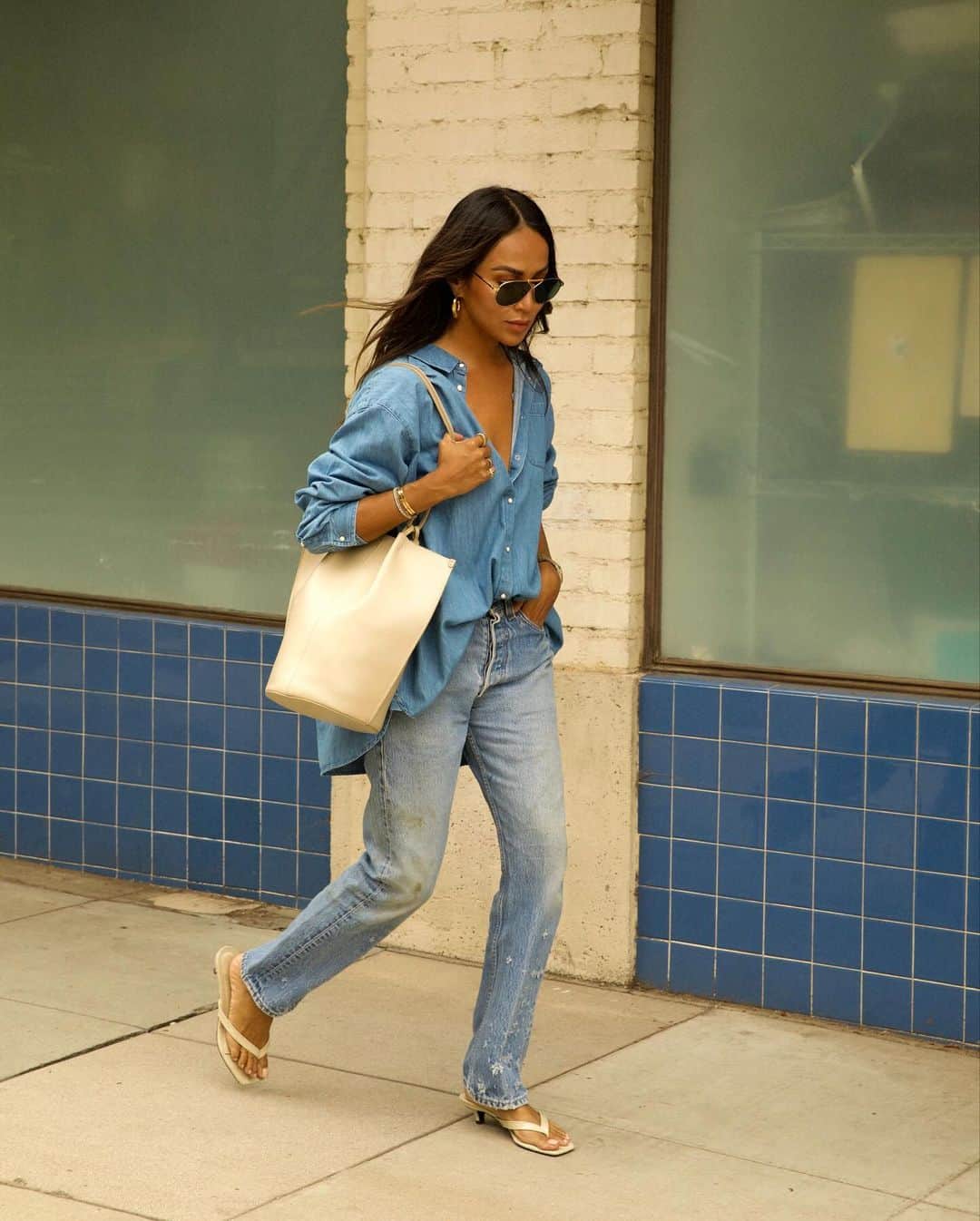 ジュリー・サリニャーナのインスタグラム：「Blue Jean baby. 🫶🏽 #streetstyle #denimstyle   Wearing: @sezane Max shirt in size 12 (for that oversized look) @levis vintage 501s  @toteme mini heels  @sezane Romie bag」