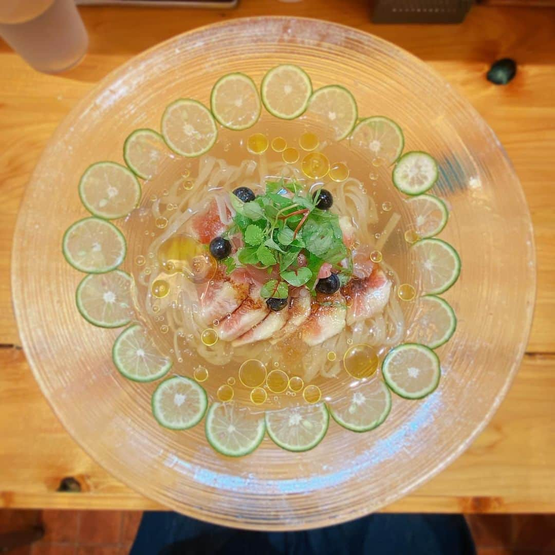 小峰みこのインスタグラム：「. 東洋に乗ったら必ず行きたいお店② しっかり玉子焼き飯も食べたよ(｀･ω･´) この冷やし麺おいしかったなぁ✨ 生ハムもいちじくもすだちも全部好きな食べ物！！ . #みこ麺活」