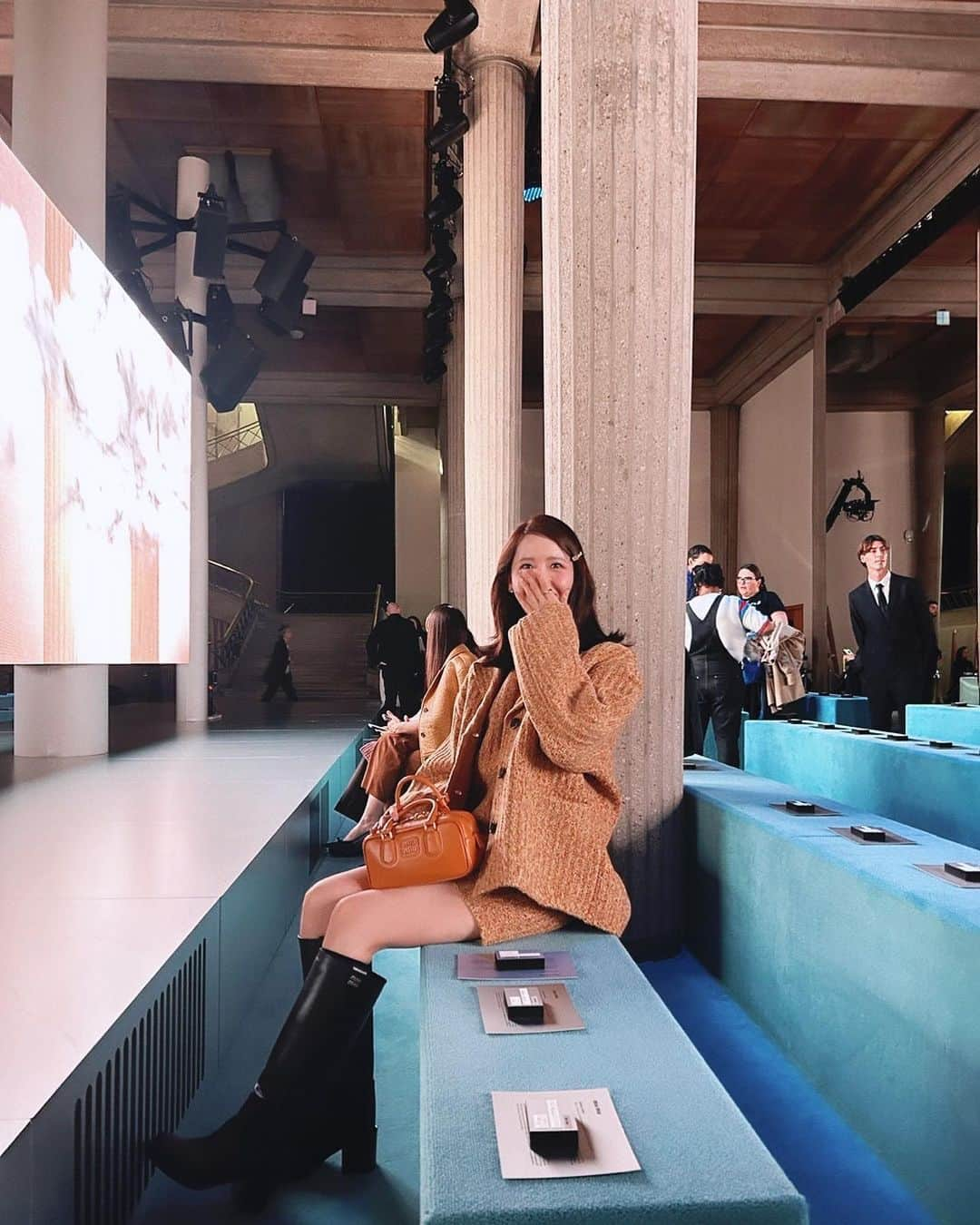 ユナさんのインスタグラム写真 - (ユナInstagram)「Another amazing s/s Fashion Show 😉 in Paris  Breathtaking !   @MiuMiu #MiuMiuSS24 #MiuMiu」10月4日 0時48分 - yoona__lim