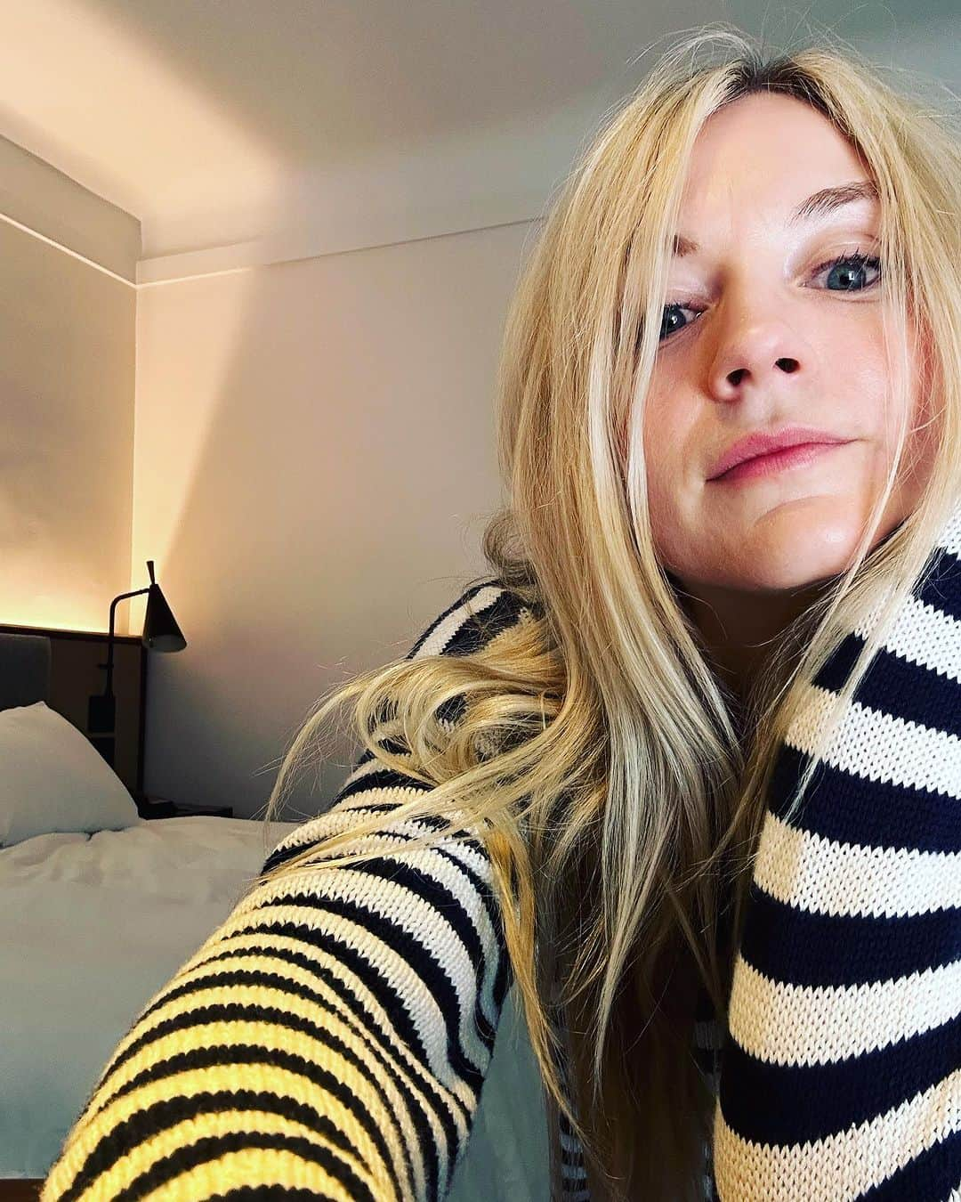 エミリー・キニーのインスタグラム：「Stripey Hamburglar vibes today 👌」