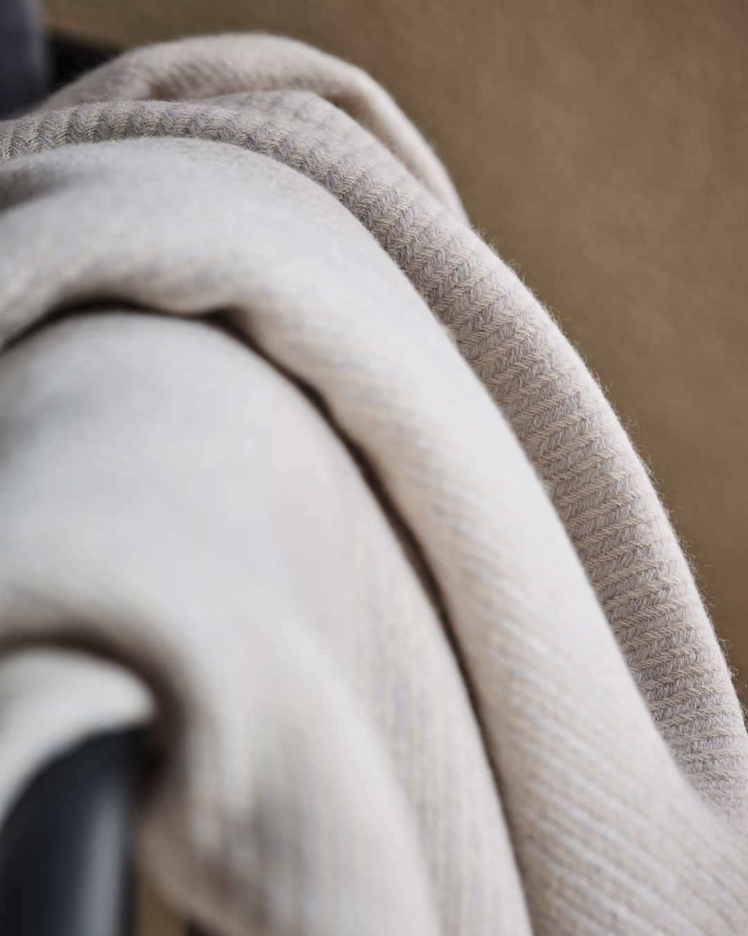 フレッテさんのインスタグラム写真 - (フレッテInstagram)「Meticulous artistry, crafted from fine wool and cashmere, defines the Twill Blanket, a coveted layering piece featuring an intricate blend of grey and beige yarns.⁠ ⁠ #Frette #MomentsOfDreaming」10月4日 1時01分 - fretteofficial
