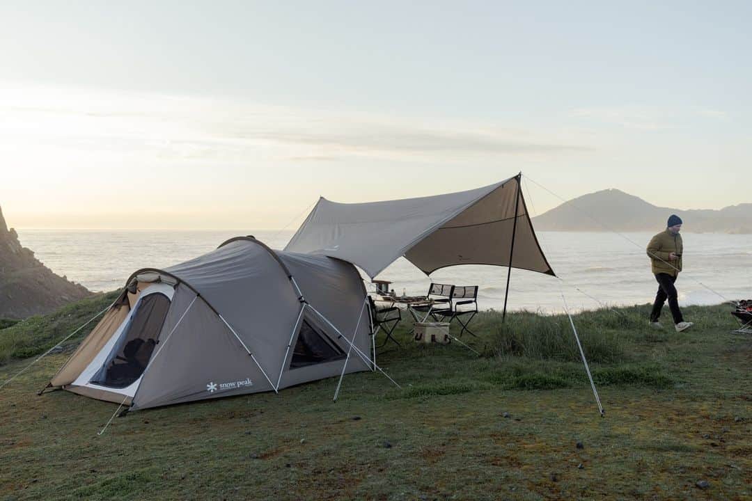 Snow Peak USAのインスタグラム：「Take in the view from the shelter of the Land Nest. Whether you're observing a rugged coastline or fall foliage, the tent and tarp set offers a comfortable outdoor living space that brings you closer to nature's beauty.   #snowpeakusa #fallcamping #landnest #campingtents #snowpeaktent」