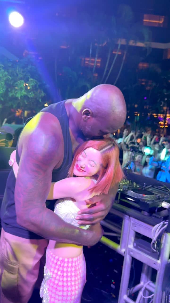 Dj Sodaのインスタグラム：「Met NBA legend @shaq @djdiesel 🐋💙from the recent show in Macau.💃🏻We played 2days in a row and he was dead serious about the dubstep. I‘m truly respect his path as DJ❤️‍🔥see you soon in USA! Also many thanks to @wynn.macau @wynn.palace for inviting me🥰🥰」