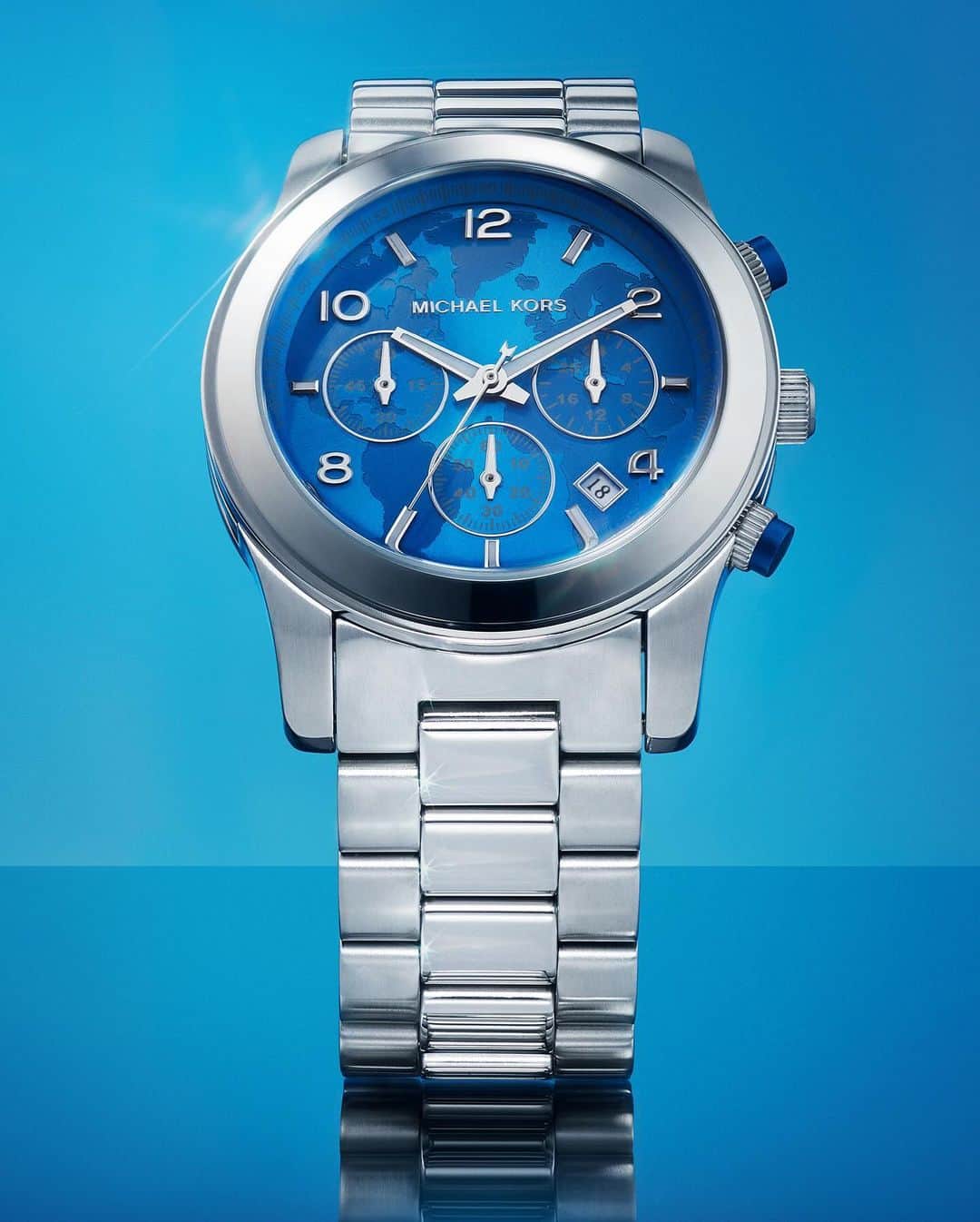 のインスタグラム：「Good timing. A nod to the very first #WatchHungerStop product, this year’s special-edition watch features a tonal globe design in the @WorldFoodProgramme’s bright, optimistic blue. For each watch sold, #MichaelKors will donate the equivalent of 200 meals to WFP.  Join the cause. To learn more, visit WatchHungerStop.com for program details.  WFP does not endorse any product or service.  Photographed by @travis_rathbone_studio」