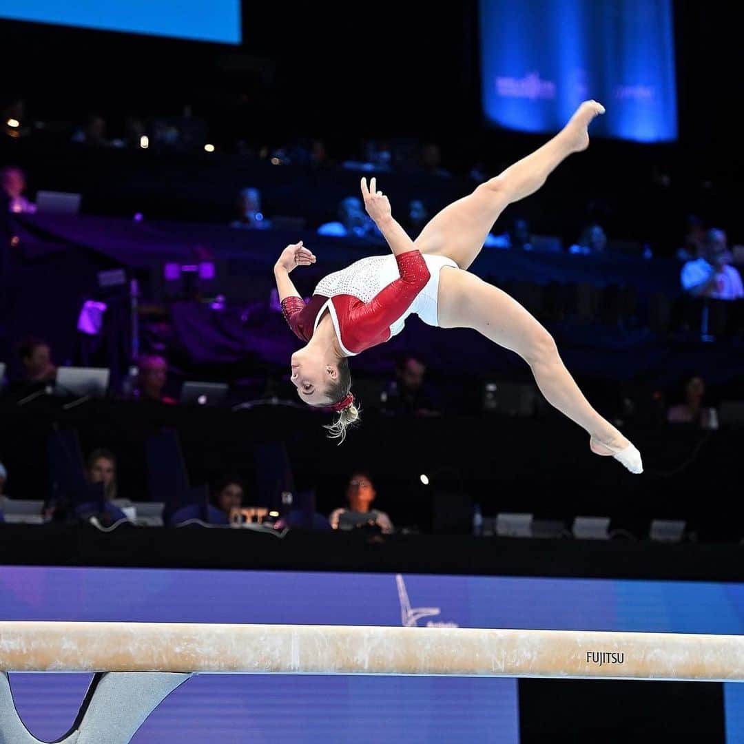 のインスタグラム：「First world championships in the books ✔️❤️‍🔥 Ich konnte mir mit der Teilnahme an einer Weltmeisterschaft einen meiner Träume erfüllen! Auch wenn der Wettkampf nicht perfekt lief, bin ich zufrieden mit meiner Leistung. Man darf nicht vergessen, dass ein Wettkampf lediglich eine Momentaufnahme ist und dass man bei solch einem Wettkampf an dem Start gehen darf, ist das Ergebnis jahrelanger konsequenter Arbeit. Mir haben jetzt ein paar Leute geschrieben ich soll nicht traurig sein wegen meinem Sturz am Balken, aber um ehrlich zu sein, bin ich das überhaupt nicht weil es mir das erste Mal so richtig gelungen ist einen Wettkampf zu genießen und Spaß zu haben. Ich war sonst immer so unter Anspannung und konnte die Atmosphäre gar nicht so wahrnehmen, und das ist mir dieses Mal gelungen 😍 Vielen Dank an alle, die immer an mich geglaubt haben, das Potenzial in mir gesehen haben und mich auf meinen Weg unterstützt haben ❤️  📸 Anh Viet CHAU」