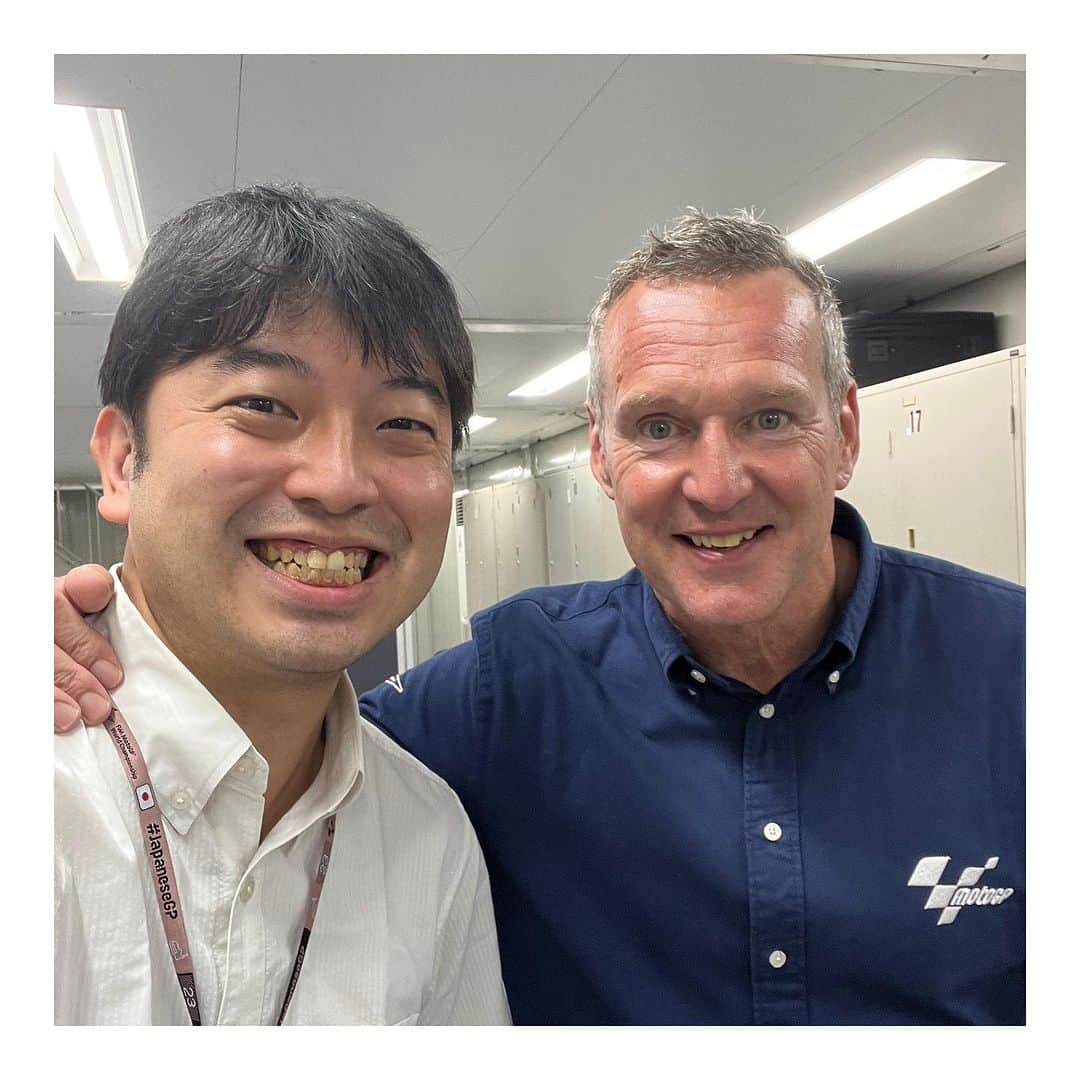 藤田大介のインスタグラム：「motoGPで国際中継のリポーターをつとめているSIMON CRAFARさん。私の中ではあまりに偉大な存在の方！いつも声だけですが惚れ惚れするアナウンスメントをされています。茂木でお会いして嬉し過ぎて声をかけて写真におさまってくれました。ありがとうございます！残り6レース、お体に気をつけてご活躍下さい！  #motoGP #reporter #simoncrafar #thanks  #goodluck」