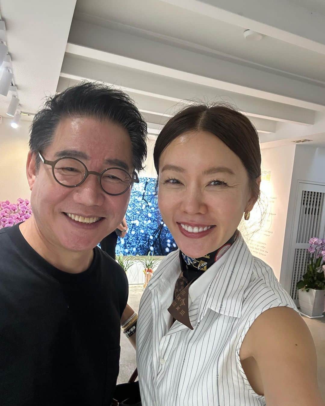 アン・ソニョンのインスタグラム：「오늘의 #바로스라이프💛 2   존경하는 박상원 선배님 사진전 다녀왔어요🙌🏻  늘 후배들에게 아낌없이 배푸시는 젠틀하고 쿨한 선배님이시자, 오랜시간 봉사활동을 하시며 사진을 찍어오신 아티스트 &포토그래퍼이신탓에, 선배님 작품 콜렉터리스트에는 대통령부터 사회저명인사들로 빼곡해서 그 리스트 듣는 재미(?)도 쏠쏠했어요. 직접 도슨트해주시는 덕에 호사스럽게 연휴막날 감성충전 가득하게 마무리해봅니다🙌🏻🩷  #안선영추천전시 #박상원사진삼청동전💛 10월15일까지 무료로 열립니다😉 장소는 피드상단 위치태그해두었어요🙌🏻」