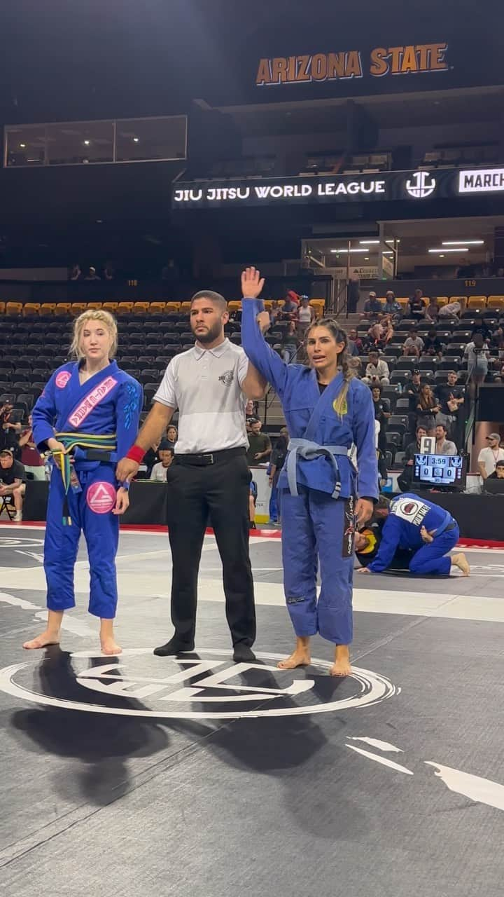 Alexia Clarkのインスタグラム：「Another tournament in the books! This tournament was a new experience for me. Tony was out of town and made it there just in time to see me go on the mats but I had to drive to the tournament by myself, warm up by myself and let me tell you the entire time I was thinking of you gym newbies! Doing something by yourself for the first time is scary! But you guys inspire me to be tough and do hard and scary things!  I also had to go up a weight division for this tournament because there was no one in division. I’ve never competed in this weight division before.  My first match I won with a box choke 🙌🏼 my second match as you can see I lost. I learn so much from tournaments like these and I know what I need to work on to go out and get GOLD next time 🥇  Thank you @paris_superhero my professor for preparing me and putting so much time into preparing me.  Thank you @swanndive for rushing to get to this tournament and for always supporting me, drilling with me and pushing me.  Thank you to my entire @fightready TEAM for your support and drilling with me.   www.Alexia-Clark.com   #jiujitsu #bjjwomen #workout #fuji #grappling #hyperfly」