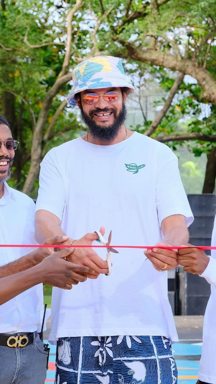 ジョアキム・ノアのインスタグラム：「Hennessy is proud to announce a collaboration with NBA legend, Joakim Noah, as part of the In The Paint initiative!   Check out the brand new basketball court in Victoria Garden City, Lagos, Nigeria, designed by graffiti artist Osa Seven, renowned for his captivating storytelling murals.   #Hennessy #InThePaint . . . Not intended to be seen by persons under the legal alcohol drinking age or in countries with restrictions on advertising on alcoholic beverages. Please drink responsibly.」