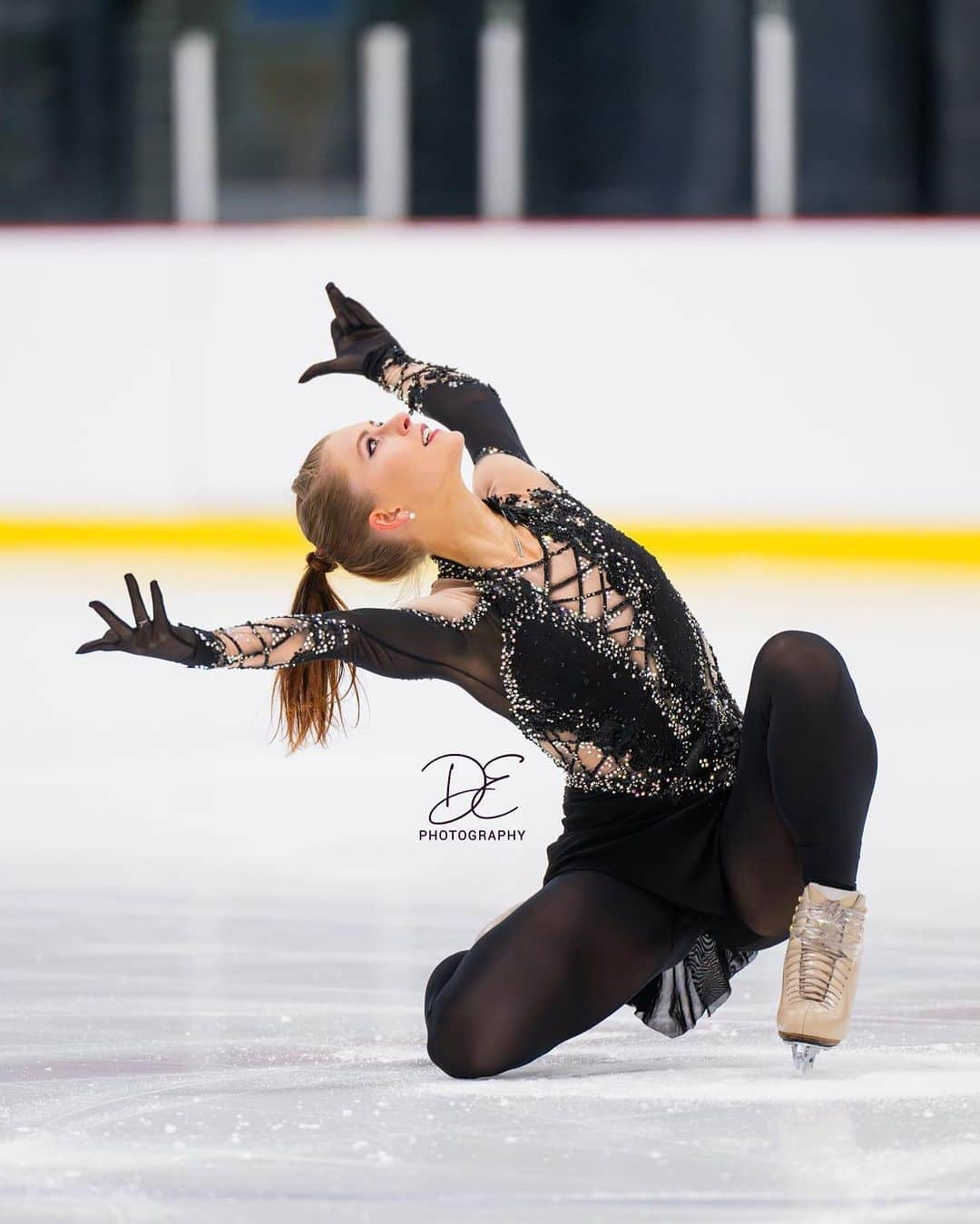 エリスカ・ブレジノワのインスタグラム：「🫶🏻🧊  📷 @danielleearl.eventmedia   #figureskating #competition #season #canada #montreal」