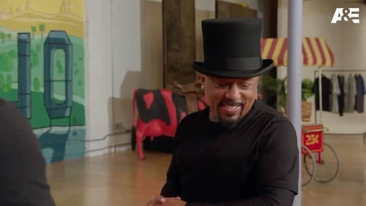 アンソニー・アンダーソンのインスタグラム：「This week on #KingsofBBQ, our friend Daymond John @thesharkdaymond gives us some business advice and helps us put the brand 🐄 in branding 🔥. What do you think - is the AC Octagon Burger the next big thing? 🛑 🍔 #acbarbeque #burger #biz #bbq」