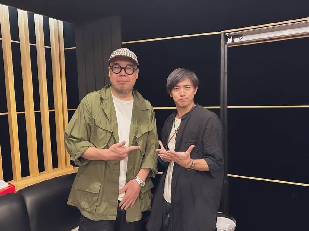 のインスタグラム：「今日は秘密のレコーディングで ずっとお会いしたかった、 FPMの田中知之さんとご一緒した！  ものすごくセンスがあって、 ものすごくユーモアがあって、 ものすごく腰の低い謙虚な、 カッコいい大人だった。  いいなぁ…こうなりたいと思える先輩とお会いできるのは幸せだ。  ちなみに同じ高校の先輩です！ 紫野高校万歳！  ＃FPM ＃田中知之 ＃カッコいい先輩」