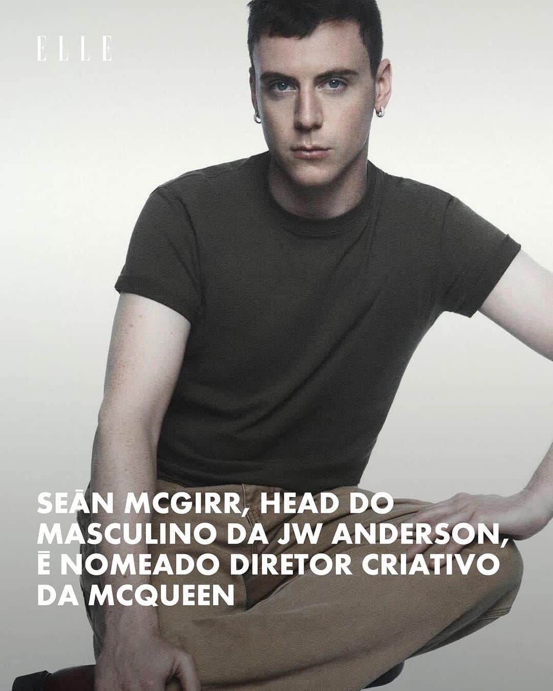 ELLE Brasilのインスタグラム：「A dúvida de quem sucederá Sarah Burton no comando criativo da @alexandermcqueen acabou: Sean McGirr, que foi head do masculino da @jw_anderson, acaba de ser anunciado como o novo estilista da marca. Além deste último título, McGirr também trabalhou na @driesvannoten e na @burberry.   Sarah Burton deixou o cargo após 26 anos trabalhando na marca, 13 deles como diretora criativa. Desde o anúncio, rolaram muitas especulações sobre quem ocuparia este posto.   "Estamos muito satisfeitos em receber Seán McGirr como diretor criativo. Com a sua experiência, personalidade e energia criativa, ele trará uma linguagem poderosa para Alexander McQueen", disse Gianfilippo Testa, CEO da marca.   "A Alexander McQueen é uma casa que todos amamos e nós estamos confiantes que ele será capaz de prosseguir a sua jornada com um novo impulso criativo. Estamos ansiosos para abrir este novo capítulo na história desta marca única", completa François-Henri Pinault, CEO do grupo @kering_official.  Animados com essa escolha?」