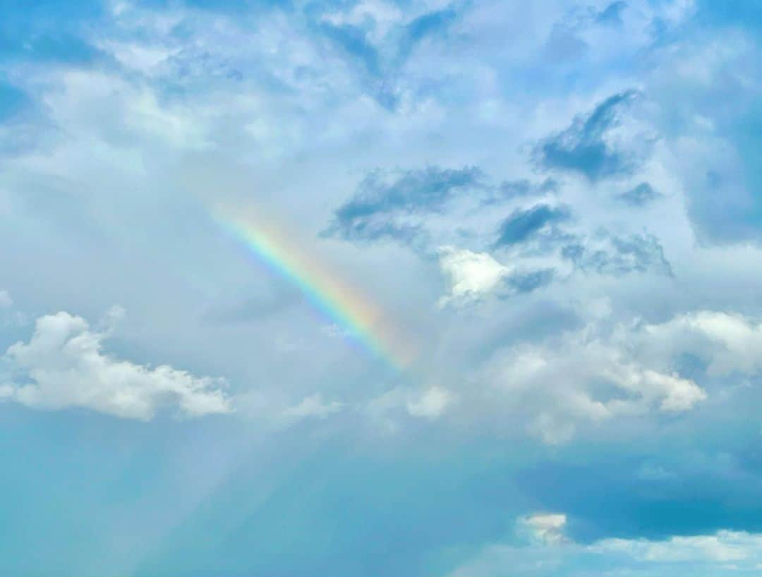 北広アキのインスタグラム：「今朝は雨降ったり晴れたり忙しい天気だったけど、虹が見えて嬉しかったな😊  先週は子供からもらった風邪で肺炎になりかけてて😂ご心配をおかけしていましたが💧大分回復しました⤴️   まだ無理は出来ませんが、少しずつ活動を再開できたらと思っています😌 寒くなってきて乾燥もしてきてるので 、皆さんも気をつけて〜🌸  歌えない日々がちょとだけ辛いけど、頑張って治すぞ✨ お陰でアマゾンプライムで、ドラマと映画めちゃ観てるぞ(笑)  #肺炎 #肺に白い影 #早く治したい #札幌 #虹 #rainbow」