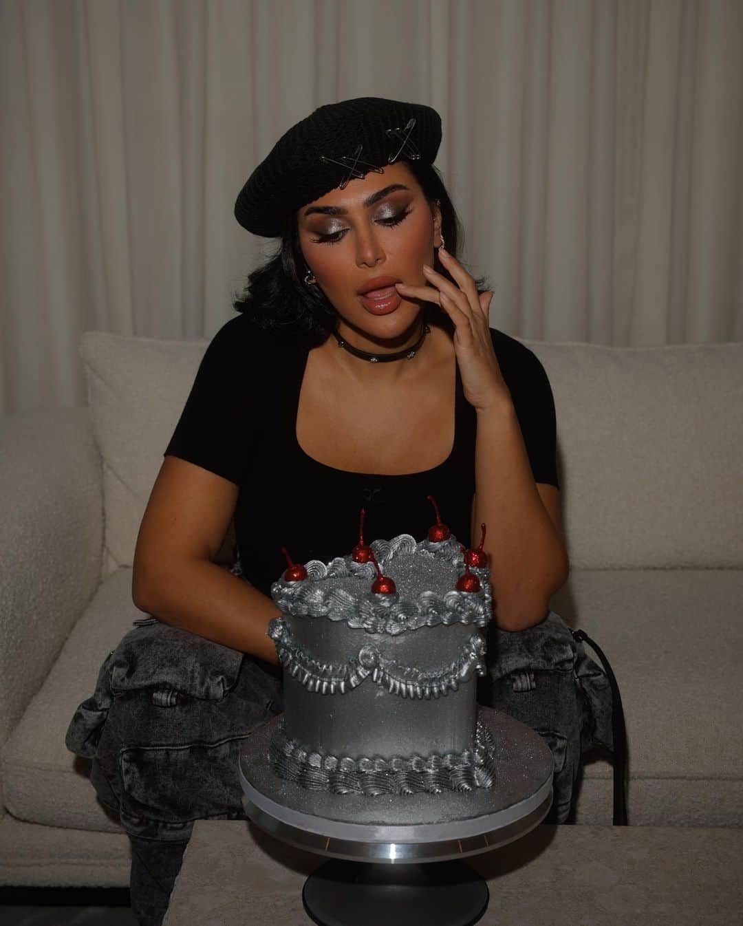 Huda Kattanさんのインスタグラム写真 - (Huda KattanInstagram)「It's BIRTHDAY GIVEAWAY TIME 🎂I'm SO grateful for all your support over the years – you are the reason we do this & I’m so proud of this amazing beauty community we’ve built together!   To celebrate you guys, we're giving away a $4000 worth of HudaBeauty.com vouchers! No need to tag or follow, to enter just answer this question in the comments below: What was the FIRST EVER product that we launched? 🤔 We’ll be choosing 10 winners who will each receive a $400 voucher to spend on HudaBeauty.com* *Competiton closes 5th October 2023, 21.00 GST. For the full Ts & Cs visit: https://hudabeauty.com/default/blog/my-40th-birthday-giveaway-ts-and-cs-93017.html  IB: cake inspiration from @caked.bybryce」10月4日 1時29分 - hudabeauty
