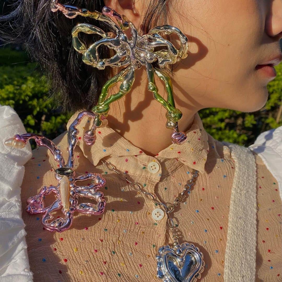 のインスタグラム：「“Between the moment I open my eyes and the moment I close them, everything I see and feel becomes my creative material.” —Accessory designer @melted.potato (Amamberber Yang) ⁣  ⁣ Amamberber’s one-of-a-kind handmade accessories are inspired by the shape and form of an object melting. “My creations involve materializing random flashes of inspiration from daily life — looking at everyday objects and imagining what they might look like transformed into accessories. I achieve this by shaping and molding plastic into irregular forms, followed by silver plating techniques and vibrant colors to enhance the surface effects. Additionally, I often incorporate various shapes of flowers, springs, feathers and antique ornaments as creative mediums in my artwork. ⁣  ⁣ Whether I am making a headpiece, an accessory for a car wing mirror or a vase for fresh flowers, any work related to complementing a subject and adding an element of fun to enhance its style greatly intrigues me.”   ⁣ Photos and video by @melted.potato」