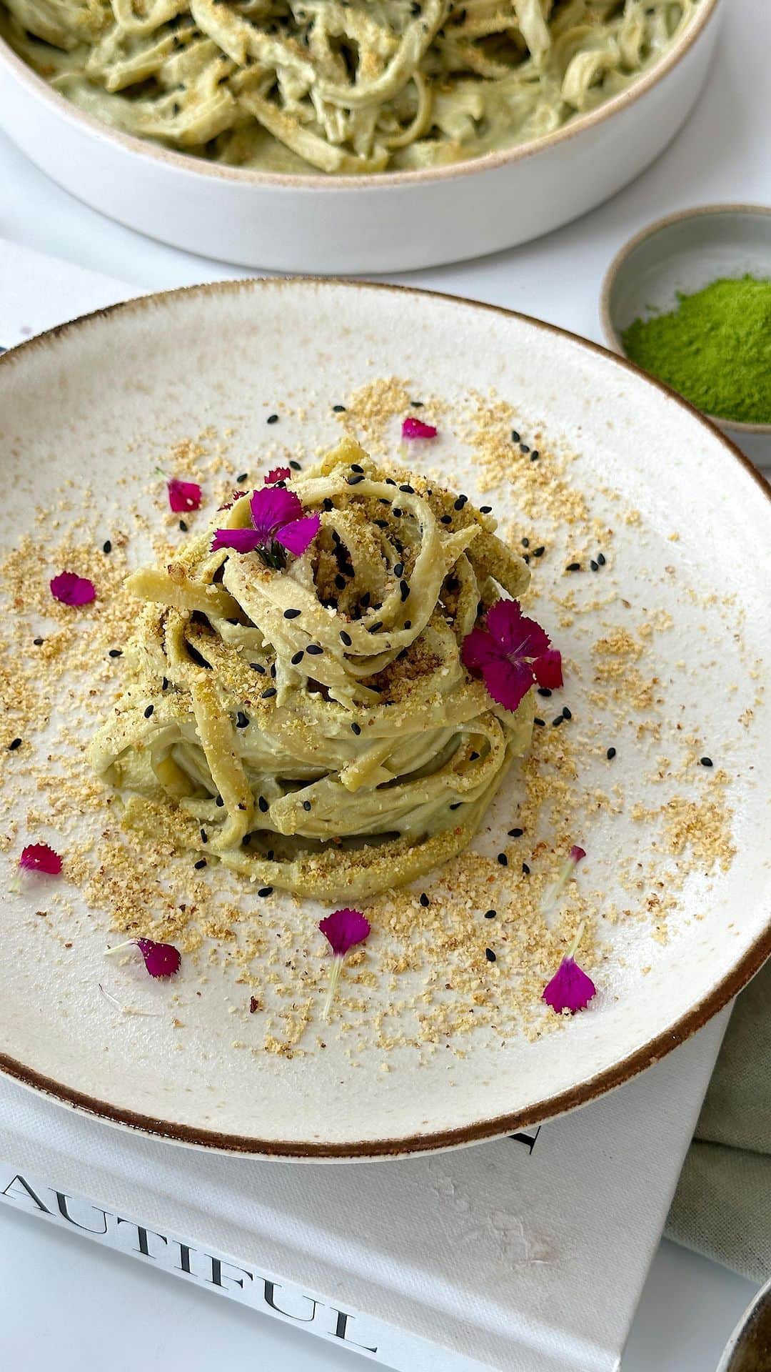 サンヌ・ヴロートのインスタグラム：「What this Matcha Cashew Alfredo did for the matcha world is similar to how @taylorswift made @killatrav a star.   Follow @sannevloet & @chefbae for more healthy recipes!   Recipe👇🏼 Ingredients: - Fettuccine, of choice - 1 cup raw cashews, boiled in water/broth and drained/rinsed - 1 + 1/4 cup water or broth - 1 clove garlic - 2 tsp tahini - 3 tsp @nekohama matcha - 1/4 cup nutritional yeast - 1/2 lemon, freshly juiced - 1/2 teaspoon salt - Pinch of black pepper For garnish: - 1 tbsp Almond Parmesan (50:50 raw almonds:nutritional yeast) - Black sesame seeds - Edible flowers  Instructions: 1. Boil the linguine in salted water until al dente. In a separate pot, boil the cashews for 20-25 minutes, until soft enough to squish a cashew with a spoon. 2. Combine all ingredients, minus the fettuccine, ingredients in a food processor, until creamy. Season to taste.  3. Fold the sauce into the pasta and top with almond parm, black sesame seeds & edible flowers. Enjoy!」