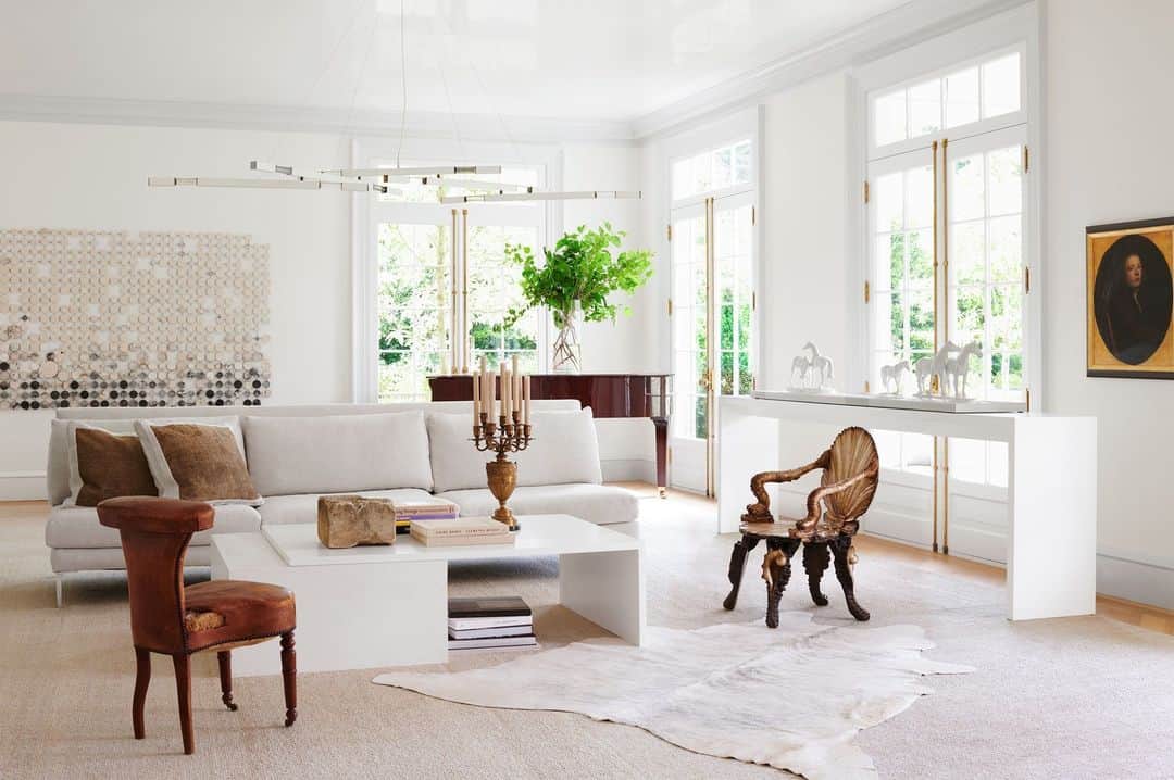 のインスタグラム：「White has something strange and strong in it, especially when wielded by design luminary Darryl Carter (@darrylcarterdesign) who has made it his signature color. In the central living room of this Georgian Revival-style home near Washington D.C. designed by Anne Decker Architects (@annedeckerarchitects), things are more layered than they at first appear. “The running joke in my office is how difficult it is to find the right white. It’s always ‘that white is too green, that white is too pink,’ and so on,” Carter says. “This home is so highly nuanced tonally that you don’t even notice the complexity of how the furniture and textiles interact.”   Click the link in bio for a full tour of this regal home, as seen in our October 2023 issue. Written by @cokhio. Photographed by @williamwaldronphoto.」