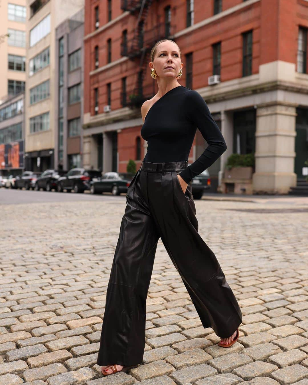 ブレア・イーディーのインスタグラム：「Back in the streets of NYC wearing the latest @bananarepublic fall collection. Sleek leather pieces, rich textured plaids, timeless tweeds, and so much more! See my top 5 favorites today on Atlantic-Pacific! #BananaRepublicPartner」