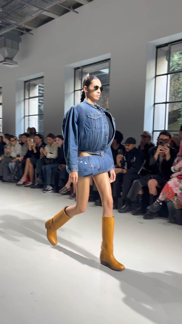スージー・ロウのインスタグラム：「What a load of hot air… make SPACE for @duranlantinkyo and his clever methods of upcycling garments and materials」