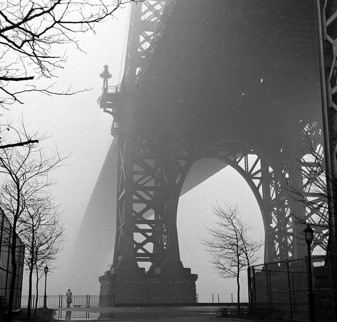 lifeさんのインスタグラム写真 - (lifeInstagram)「A foggy morning in New York City, 1950.   LIFE photographers explored every corner of NYC, the city the magazine has always called home. See more classic LIFE photos of The City That Never Sleeps by clicking the link in bio!   (📷 Walter Sanders/LIFE Picture Collection)  #LIFEMagazine #LIFEArchive #NewYorkCity #NYC #WalterSanders #TravelTuesday #1950s」10月4日 1時40分 - life