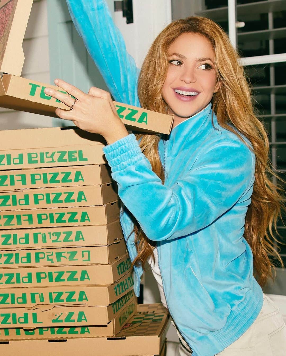 シャキーラさんのインスタグラム写真 - (シャキーラInstagram)「Pizza anyone? 🍕  📷 @nicolasgerardin」10月4日 1時42分 - shakira