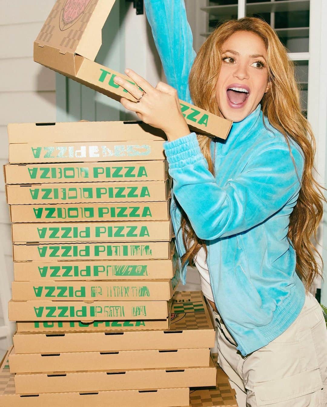 シャキーラさんのインスタグラム写真 - (シャキーラInstagram)「Pizza anyone? 🍕  📷 @nicolasgerardin」10月4日 1時42分 - shakira