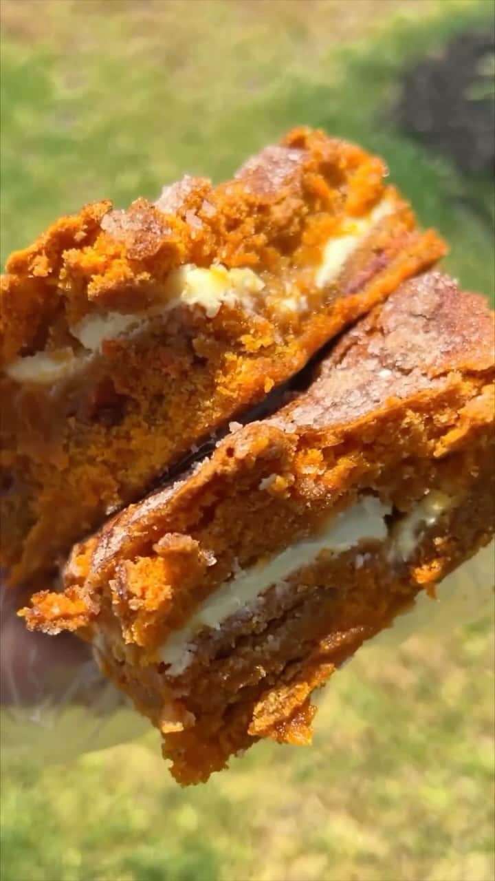 OREOのインスタグラム：「Imagine snacking on these Pumpkin Spice Bars while unpacking the fall decor 🤭🤤  📸: @pinchmetwice」