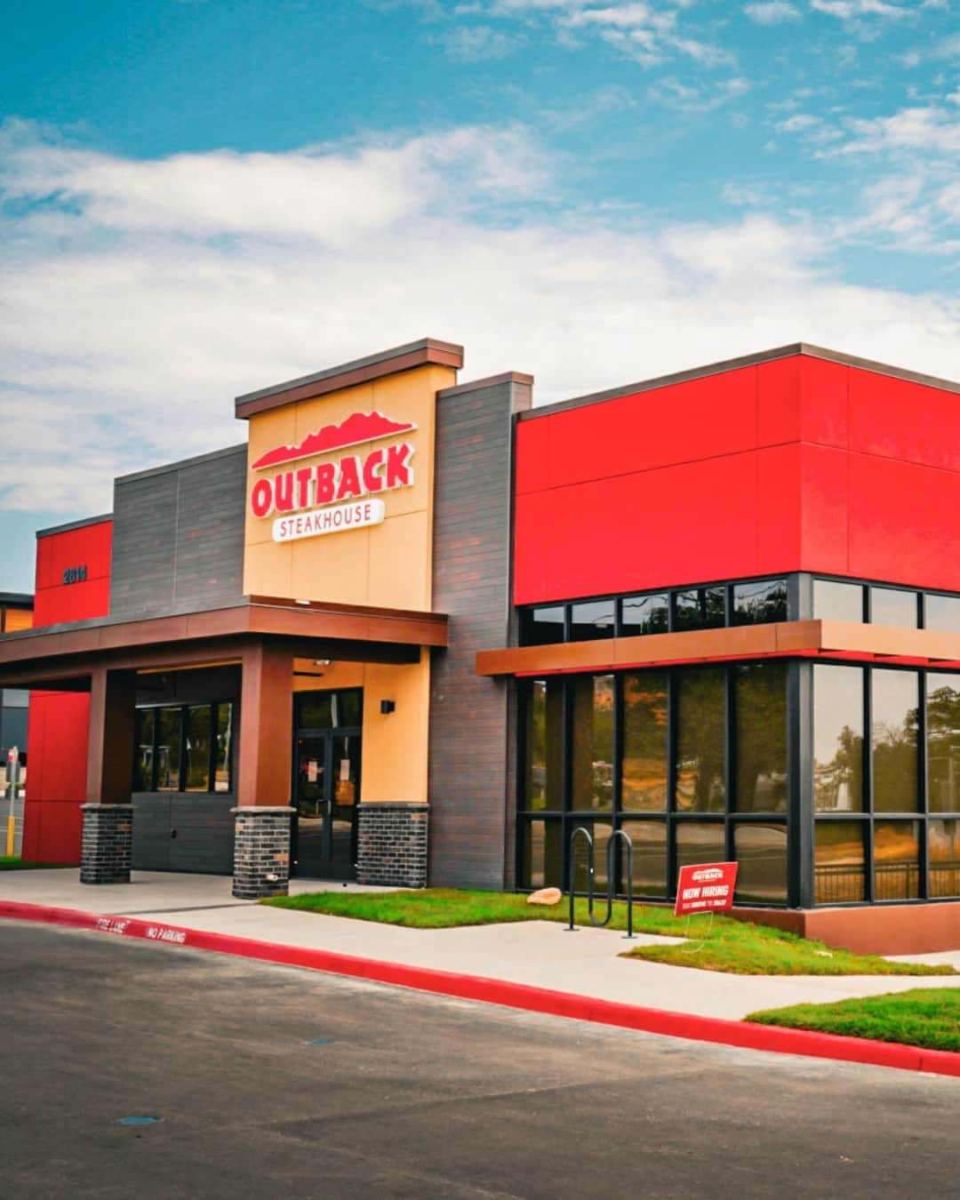 Outback Steakhouseさんのインスタグラム写真 - (Outback SteakhouseInstagram)「NEW LOCATION ALERT 📍 We're stoked to announce our doors are officially open in the vibrant city of San Antonio, Texas. 🤠 Aussie Vibes 🤝 Texas style.  #DownUnderInSanAntonio #NewStoreInTown #OutbackSteakhouse  Visit our new location: 2814 SE Military Drive, San Antonio, TX 78235」10月4日 7時16分 - outback