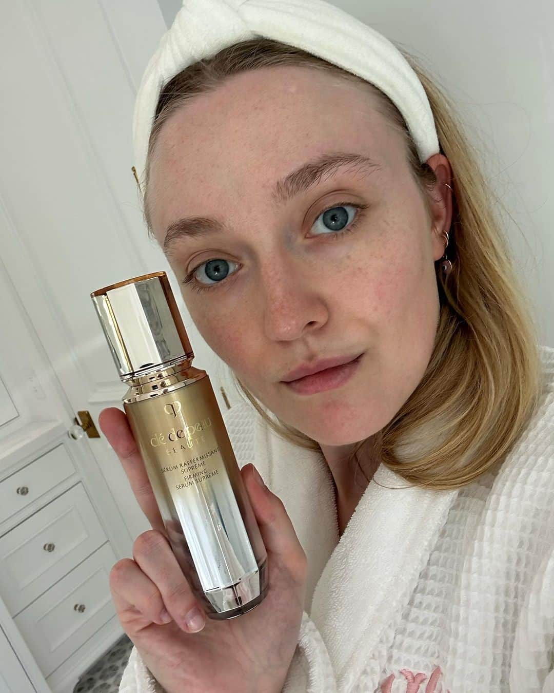 ダコタ・ファニングさんのインスタグラム写真 - (ダコタ・ファニングInstagram)「Can’t live without this Firming Serum Supreme in my daily routine! @cledepeaubeaute」10月4日 7時16分 - dakotafanning