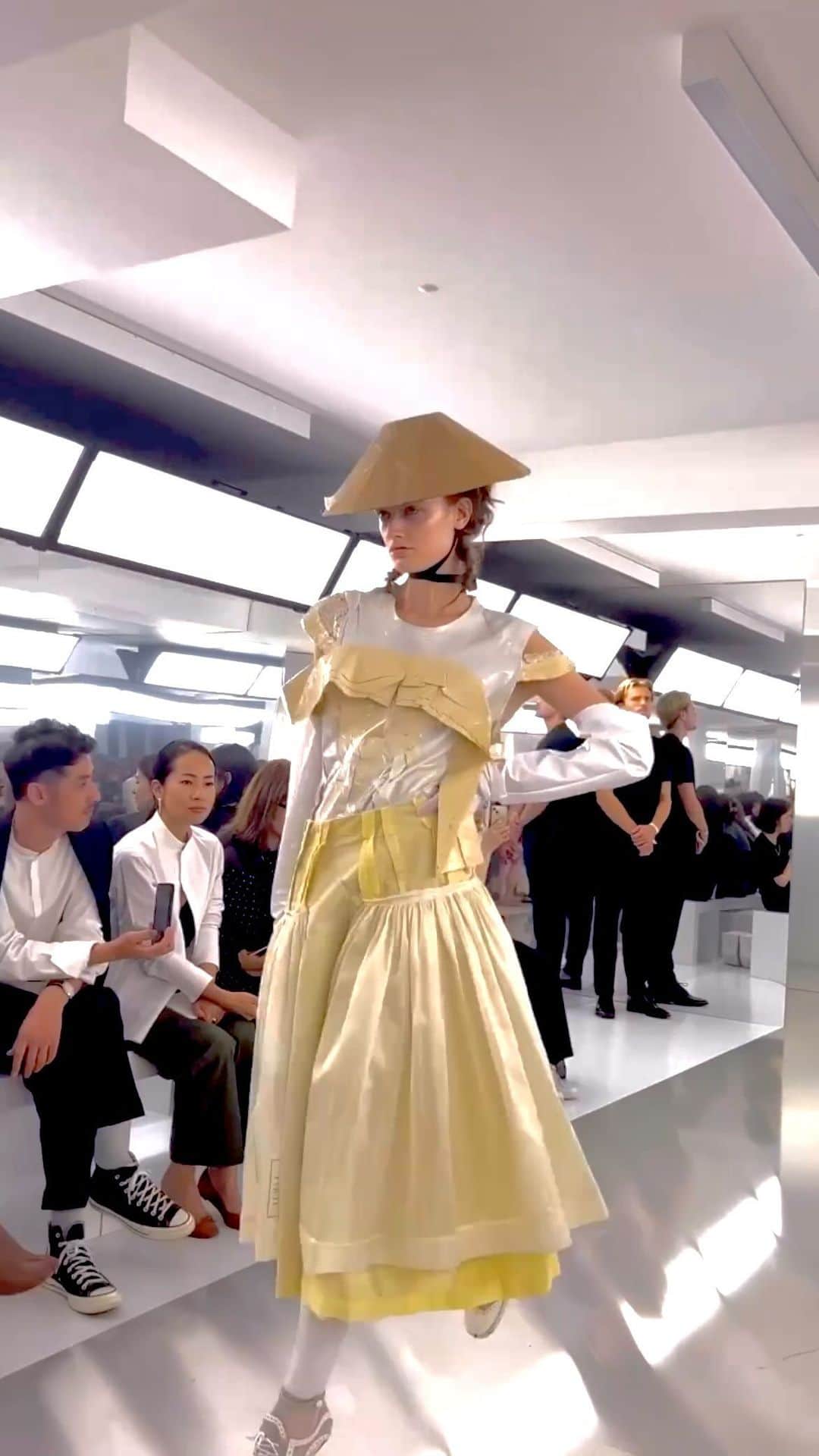 Fashion Weekのインスタグラム：「#MaisonMargiela’s #SS24 was quintessentially John Galliano. Elements of Victorian and Edwardian fashion reigned in the details, but were deconstructed into looser, more contemporary pieces. Ruched, voluminous skirts played in unexpected harmony with masculine structured coats, while the little details when it came to the stitching, riffs on ascots, and, of course, the Tabi, made the show an electrifying delight.」