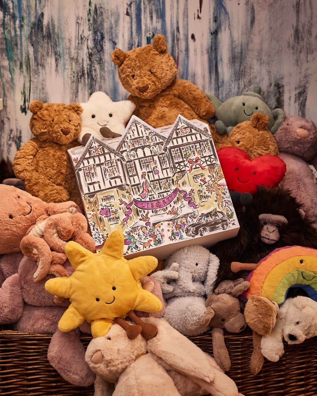 のインスタグラム：「It's landed! ⭐  Liberty's beloved Beauty Advent Calendar is back and better than ever. From cult classics to new season stars, count down to Christmas day with our curated edit of the very best Beauty Hall buys.  Worth over £1040 and yours for just £250, shop now in-store and via link in bio.  #LibertyAdventCalendar #BeautyAdventCalendar #LibertyBeauty」