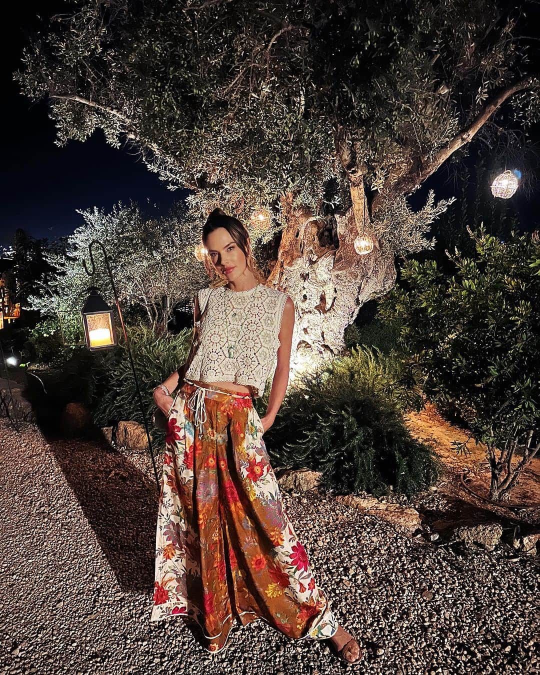 アレッサンドラ・アンブロジオのインスタグラム：「under the full moon 🌕🌸📿」