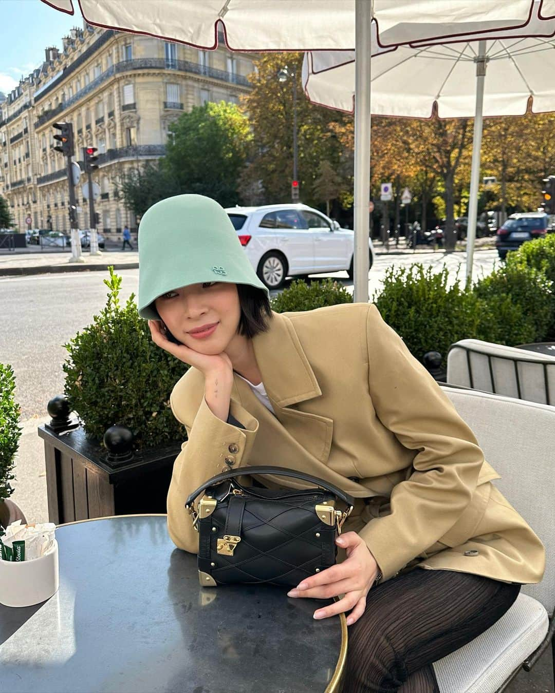 アイリーン・キムさんのインスタグラム写真 - (アイリーン・キムInstagram)「Fall in Paris is so special 🍂💕 #광고 @louisvuitton」10月4日 1時50分 - ireneisgood