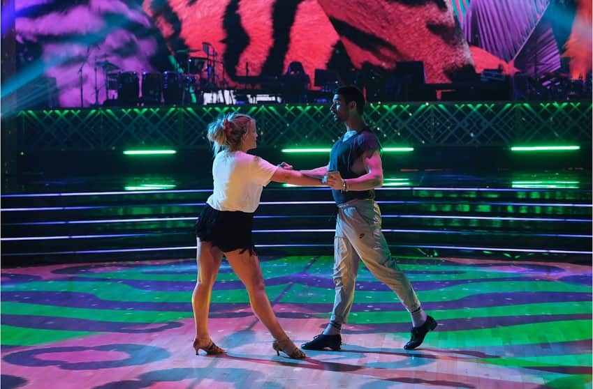 ジェイミー・リン・スピアーズのインスタグラム：「Who’s ready for #DTWS week two?! Can’t wait for you to watch @alanbersten and I Cha Cha for Latin night TONIGHT! 💃🏼 Remember you can vote up to 10X on each platform, starting at 5pm PT/ 8pm ET details below!   HOW TO VOTE  🪩 Text JAMIE LYNN to 21523 (up to 10x) 🪩 Vote Online at https://dwtsvote.abc.com (up to 10x) 🪩 Voting begins at 8pm ET / 7pm CT / 5pm PT and closes after the last competitive performance of the night 🪩 Voting is open during East Coast air time only (West Coast folks: cast your votes at 5pm PT!)」