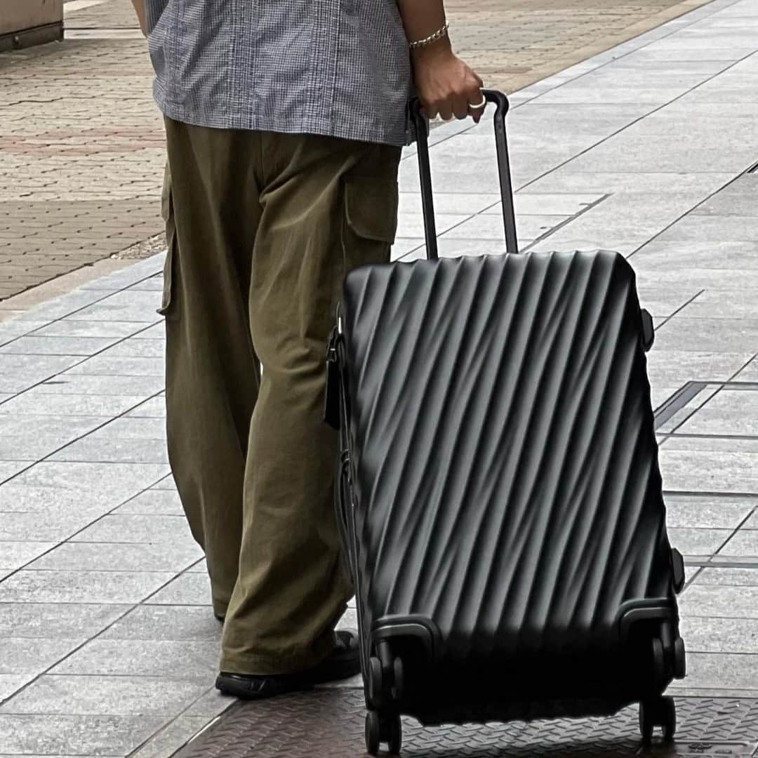 のインスタグラム：「Swipe to take notes on @ken__archive’s packing skills.   #TUMI19D」