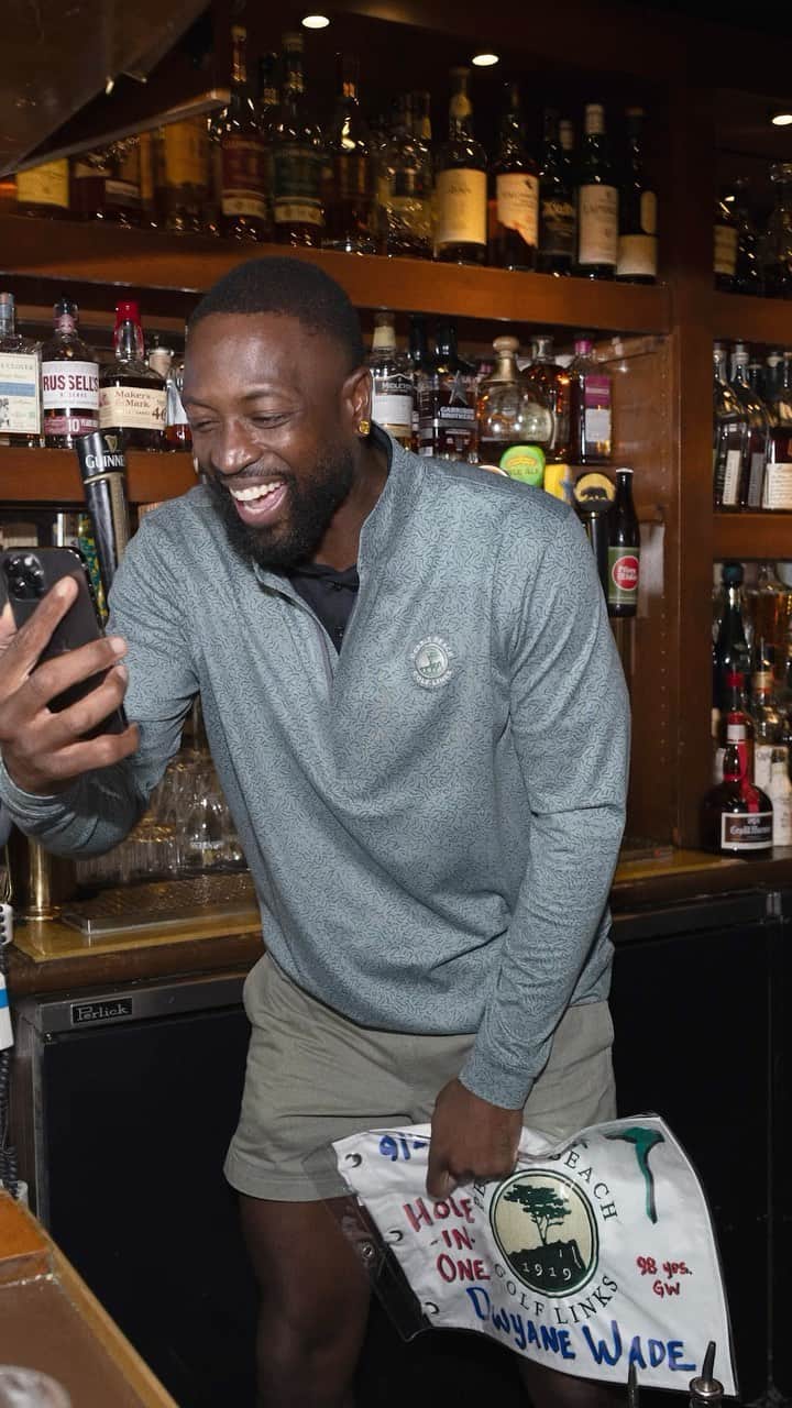 のインスタグラム：「All class from @dwyanewade at the Tap Room.   The Hall-of-Famer upheld a time honored tradition buying a round for all after making a hole-in-one at the iconic par-3 seventh hole.」