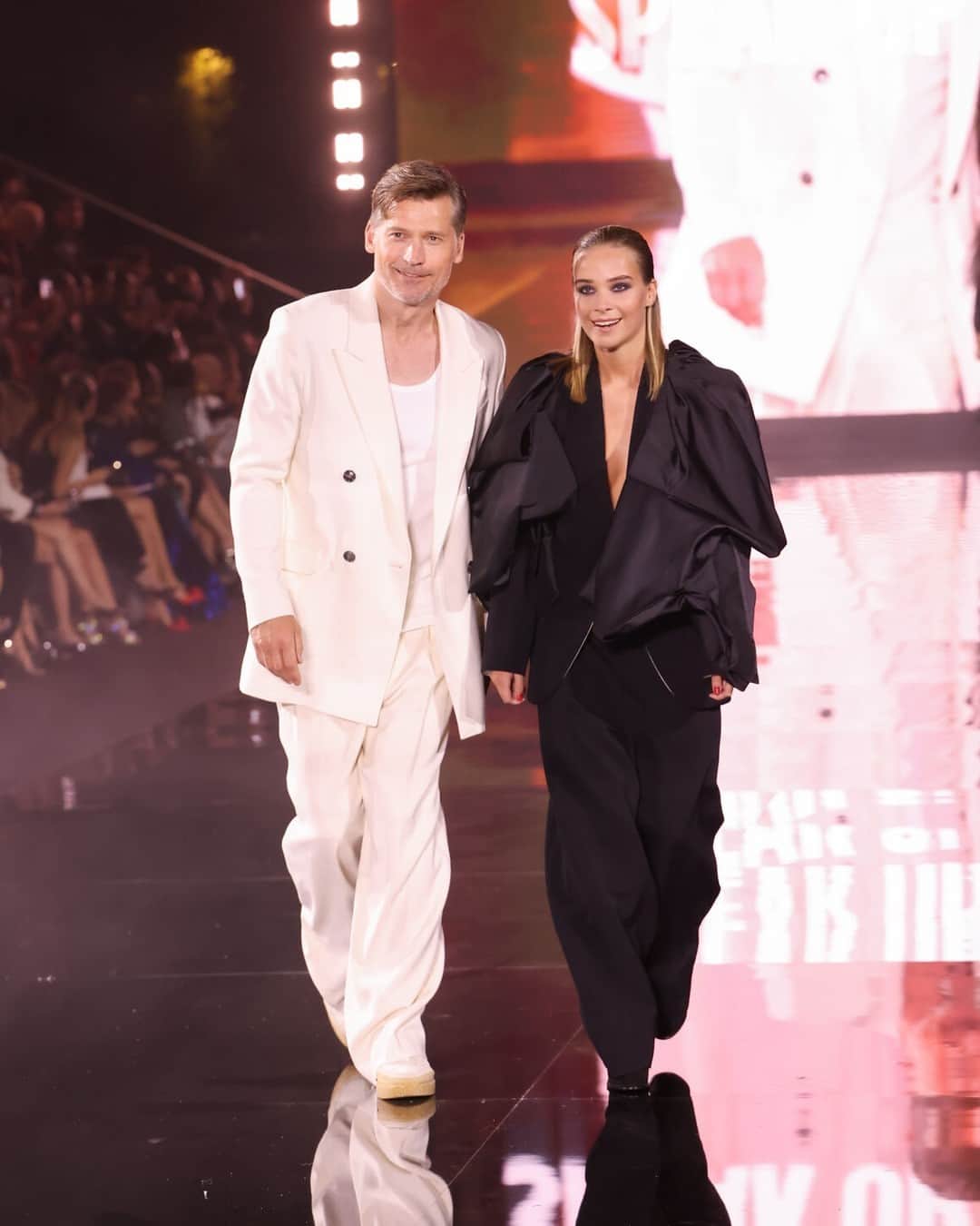ELLE DKのインスタグラム：「Skuespiller Nicolaj Coster-Waldau var sammen med datter Safina Coster-Waldau at finde på catwalken i Paris, hvor sidstnævnte gjorde sin modeldebut blandt stjerner som #KendallJenner og #AndieMacDowell. Læs mere om det storslåede show med dansk islæt via link i bio.   Foto: Lyvans Boolaky/SIPA/Ritzau Scanpix」