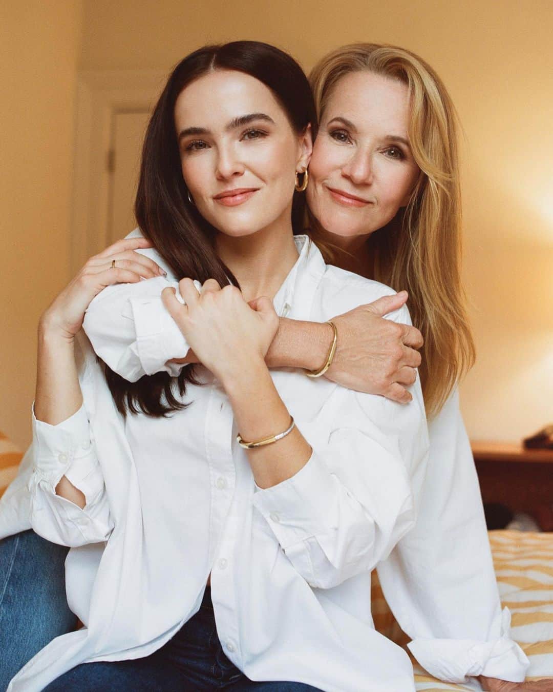 ゾーイ・ドゥイッチのインスタグラム：「like mother like daughter 🤍 @tiffanyandco #lockwithlove」