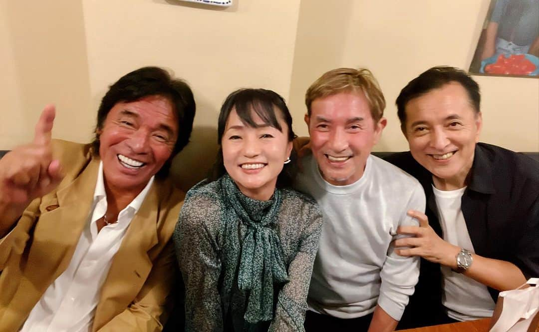 橋本志穂さんのインスタグラム写真 - (橋本志穂Instagram)「松崎しげるさん、田中健さん 榎木孝明さん、柴俊夫さん そして、暁のお二人も参加して 先日のチャリティコンサートのお疲れ様会❣️ 美味しいイタリアンに舌鼓 たくさん笑って食べて。。 幸せな時間でした。 田中健さんのブログの話が可愛すぎるっ❣️ 犬の散歩のために5時に起きて、 お嬢さんのお弁当を作って、、 サイコーのパパです。  みなさん、自慢のお嬢さんがいらっしゃって、、、 パパはメロメロな感じがほっこり^_^ スターの皆さんの巣の部分を垣間見て、なんだか得した気持ちです。  解散した後、暁さんと　プロデューサーの田畑さんと4人で 「もう一杯だけ」とバーを探して飛び込みで入ったお店 いい感じでした。そして、一杯だけのつもりが2杯飲んでしまった😅 楽しかったから、ヨシ❣️  #チャリティ @0110_maeken  @tajiritaiki_trp  @888kentanaka  @taka121234aki  #松崎しげる #柴俊夫」10月4日 2時11分 - shihohashimoto3