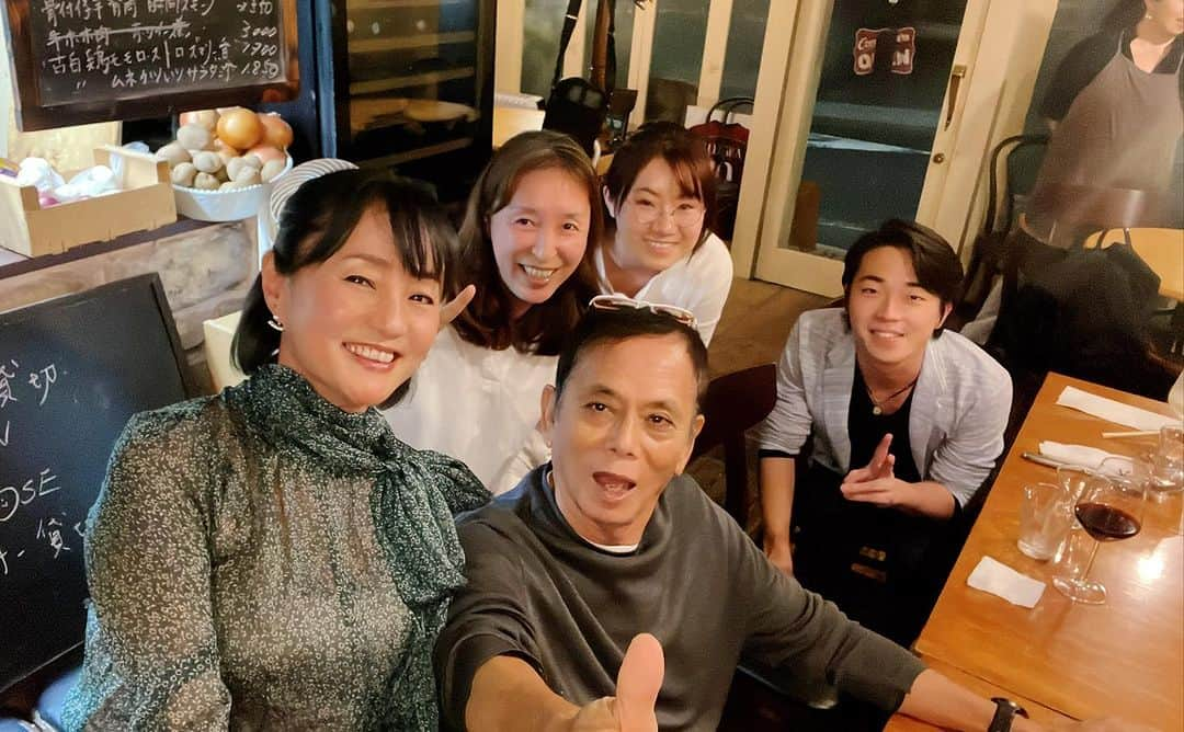 橋本志穂さんのインスタグラム写真 - (橋本志穂Instagram)「松崎しげるさん、田中健さん 榎木孝明さん、柴俊夫さん そして、暁のお二人も参加して 先日のチャリティコンサートのお疲れ様会❣️ 美味しいイタリアンに舌鼓 たくさん笑って食べて。。 幸せな時間でした。 田中健さんのブログの話が可愛すぎるっ❣️ 犬の散歩のために5時に起きて、 お嬢さんのお弁当を作って、、 サイコーのパパです。  みなさん、自慢のお嬢さんがいらっしゃって、、、 パパはメロメロな感じがほっこり^_^ スターの皆さんの巣の部分を垣間見て、なんだか得した気持ちです。  解散した後、暁さんと　プロデューサーの田畑さんと4人で 「もう一杯だけ」とバーを探して飛び込みで入ったお店 いい感じでした。そして、一杯だけのつもりが2杯飲んでしまった😅 楽しかったから、ヨシ❣️  #チャリティ @0110_maeken  @tajiritaiki_trp  @888kentanaka  @taka121234aki  #松崎しげる #柴俊夫」10月4日 2時11分 - shihohashimoto3