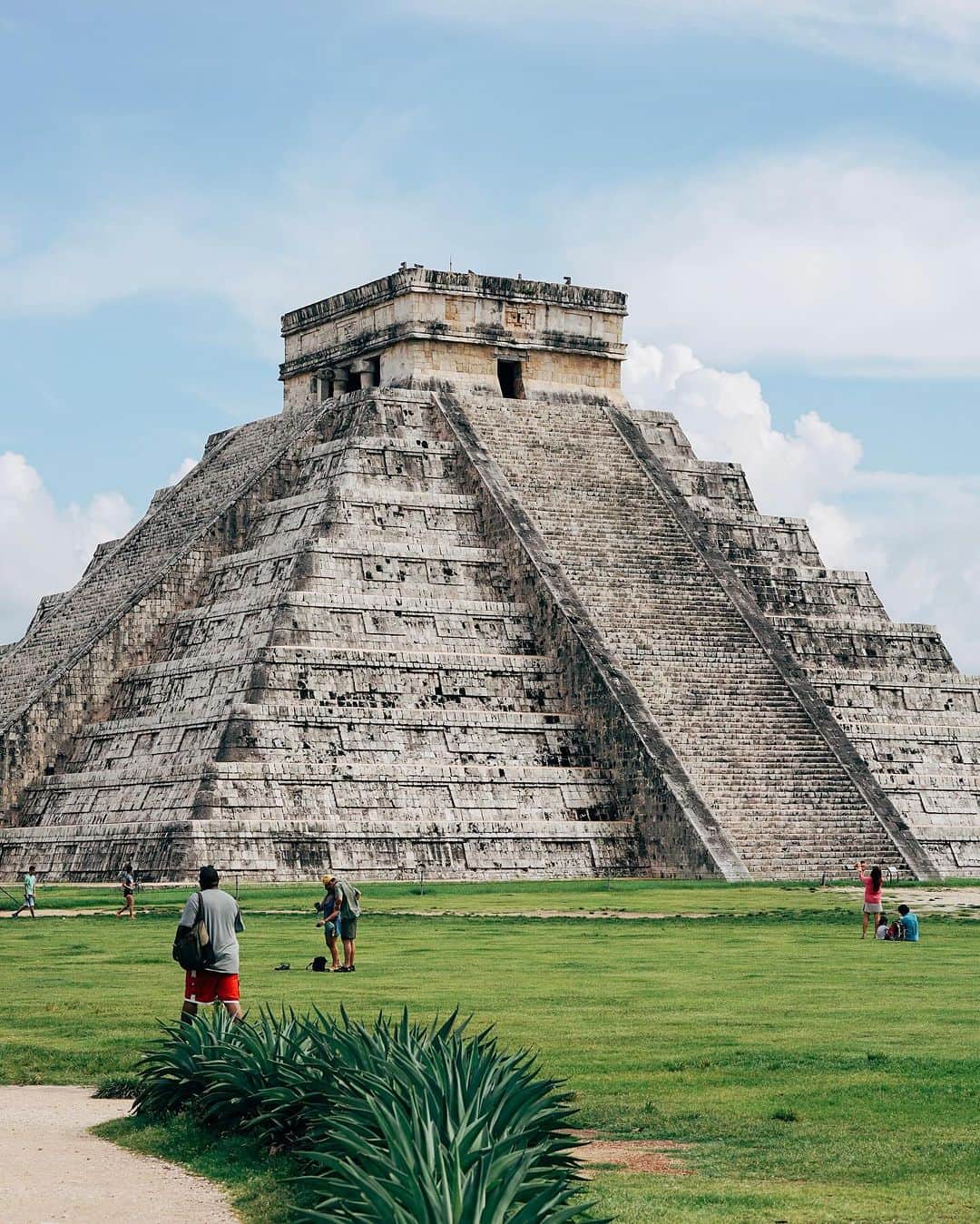 Earth Picsさんのインスタグラム写真 - (Earth PicsInstagram)「If you dislike large crowds while exploring archaeological sites and are planning to visit Chichen Itza, consider following @chichenitza_ . They offer private tours of Chichen Itza, providing comprehensive history on every significant discovered location.」10月4日 2時03分 - earthpix